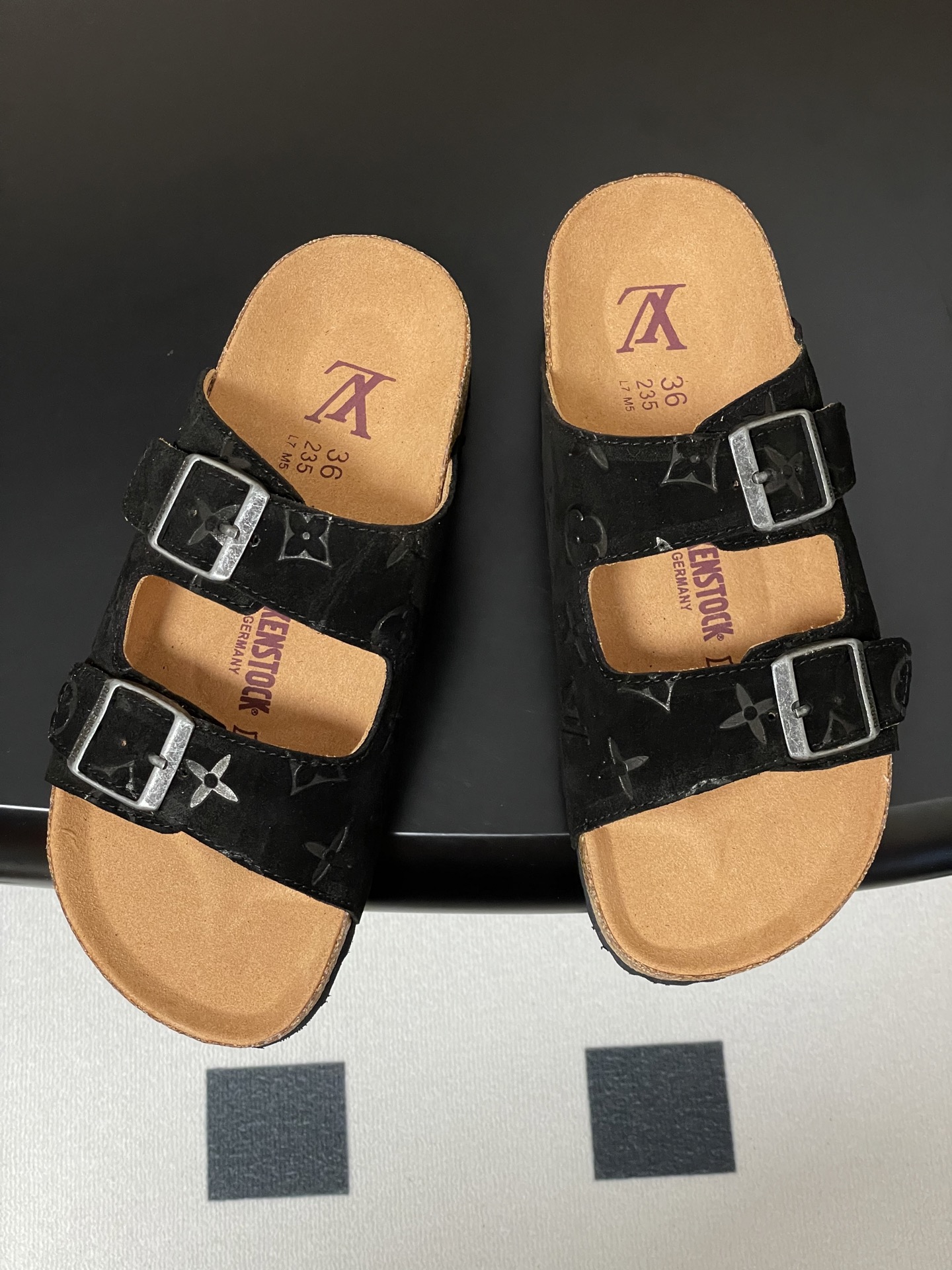 Louis Vuitton 最新 Louis Vuitton × BIRKENSTOCK联名合作款Boston两带软底拖鞋Lv 勃肯沙滩凉拖鞋