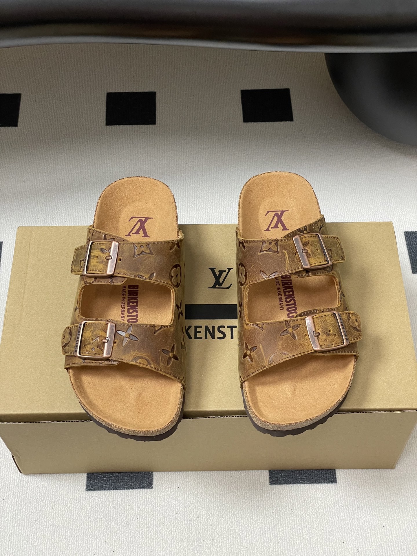 Louis Vuitton 最新 Louis Vuitton × BIRKENSTOCK联名合作款Boston两带软底拖鞋Lv 勃肯沙滩凉拖鞋