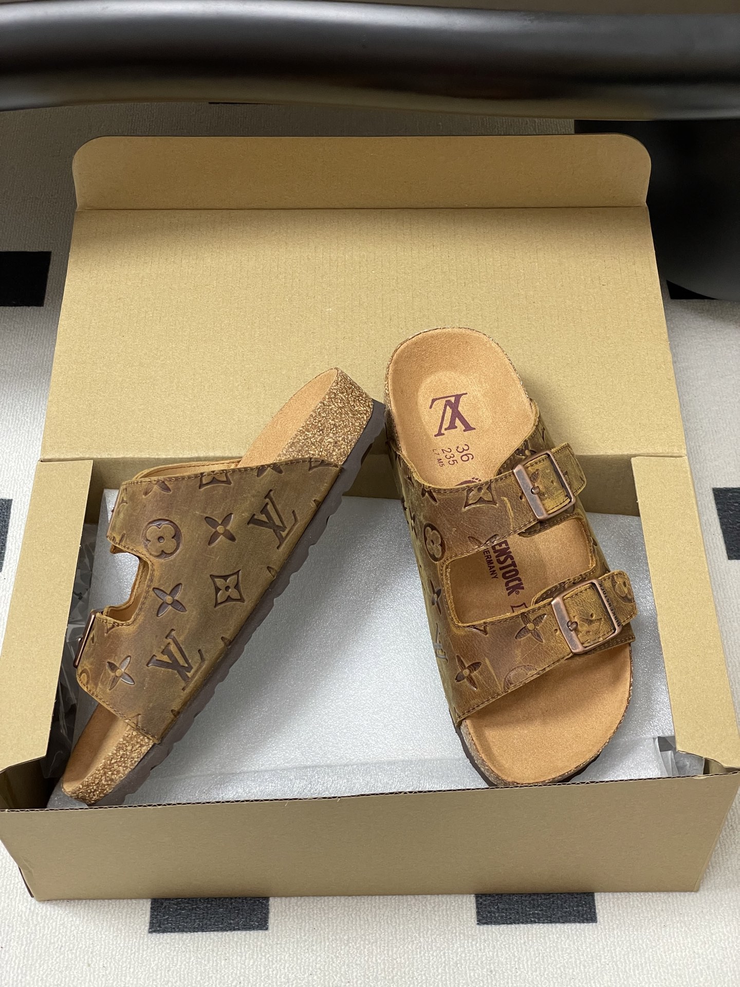 Louis Vuitton 最新 Louis Vuitton × BIRKENSTOCK联名合作款Boston两带软底拖鞋Lv 勃肯沙滩凉拖鞋