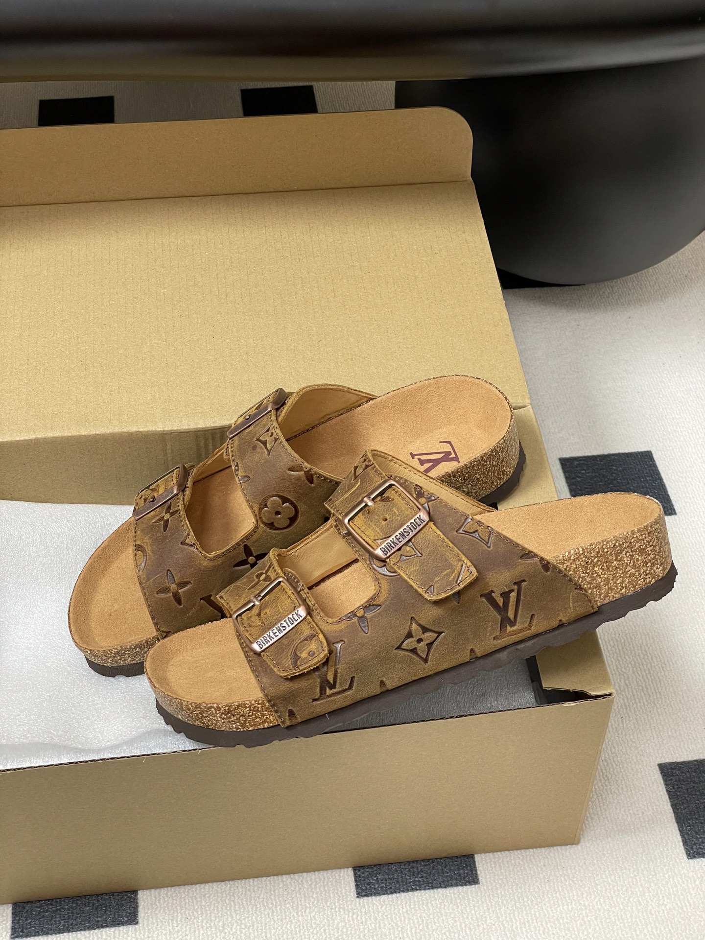Louis Vuitton 最新 Louis Vuitton × BIRKENSTOCK联名合作款Boston两带软底拖鞋Lv 勃肯沙滩凉拖鞋