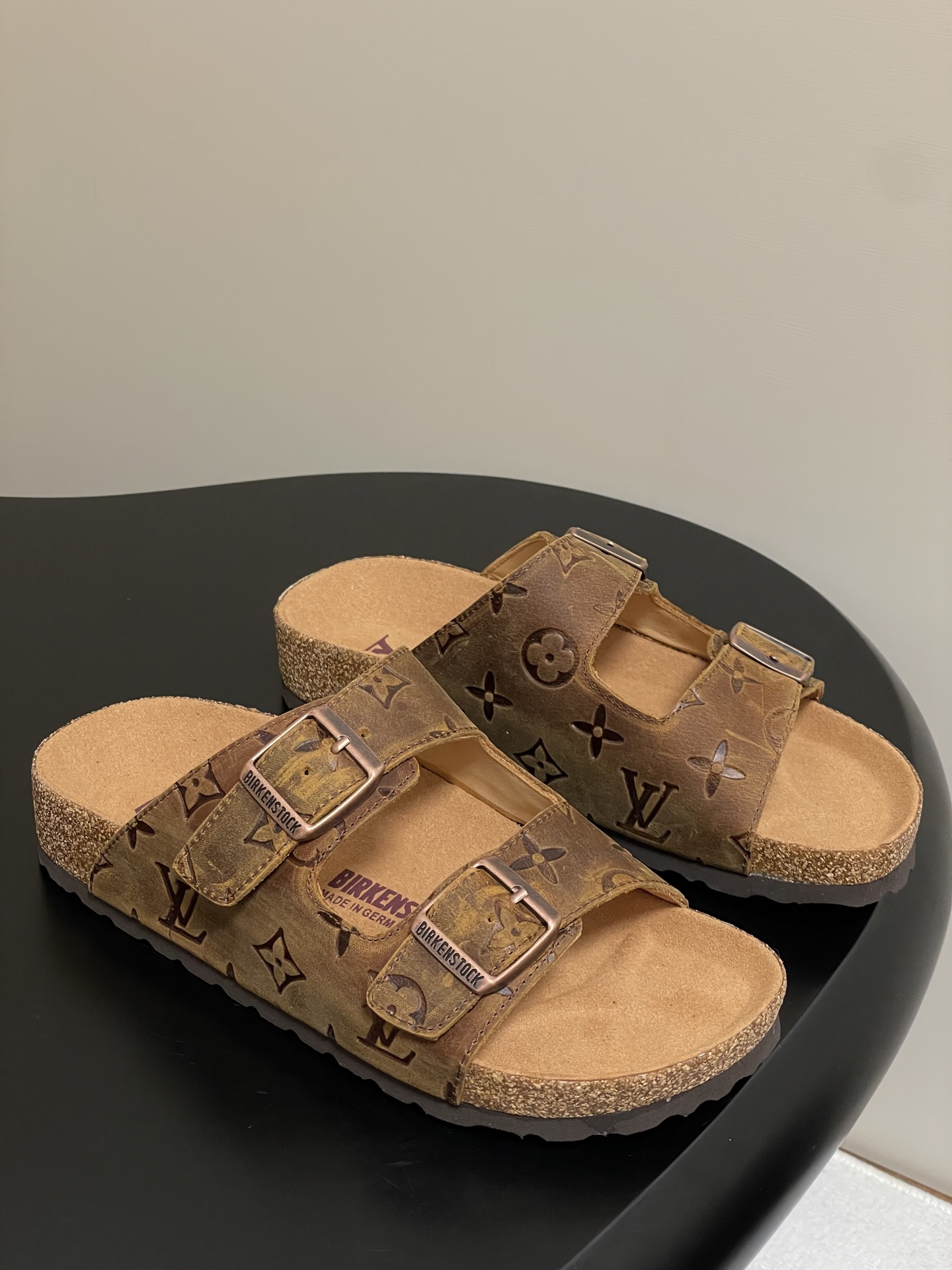 Louis Vuitton 最新 Louis Vuitton × BIRKENSTOCK联名合作款Boston两带软底拖鞋Lv 勃肯沙滩凉拖鞋