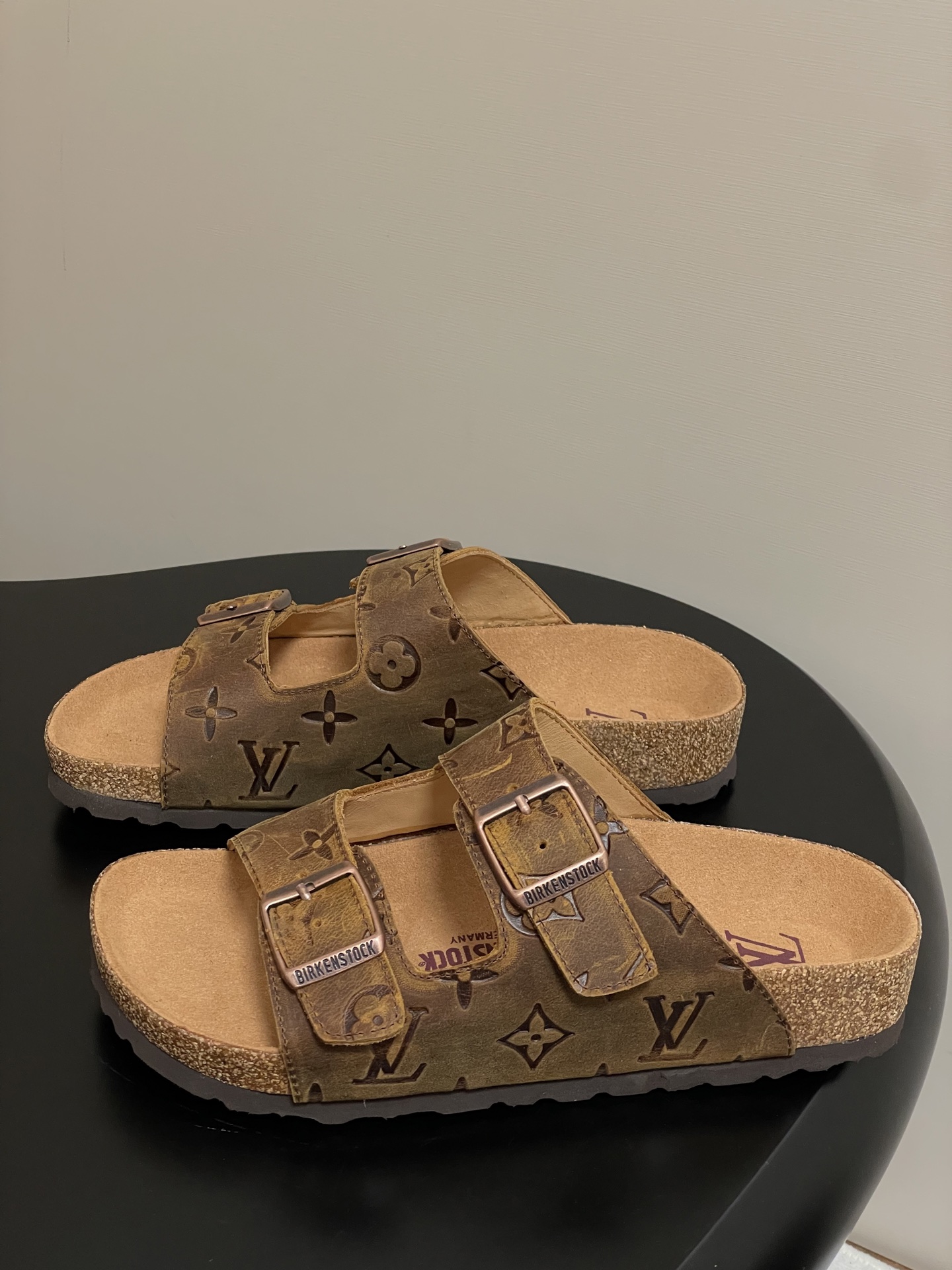 Louis Vuitton 最新 Louis Vuitton × BIRKENSTOCK联名合作款Boston两带软底拖鞋Lv 勃肯沙滩凉拖鞋