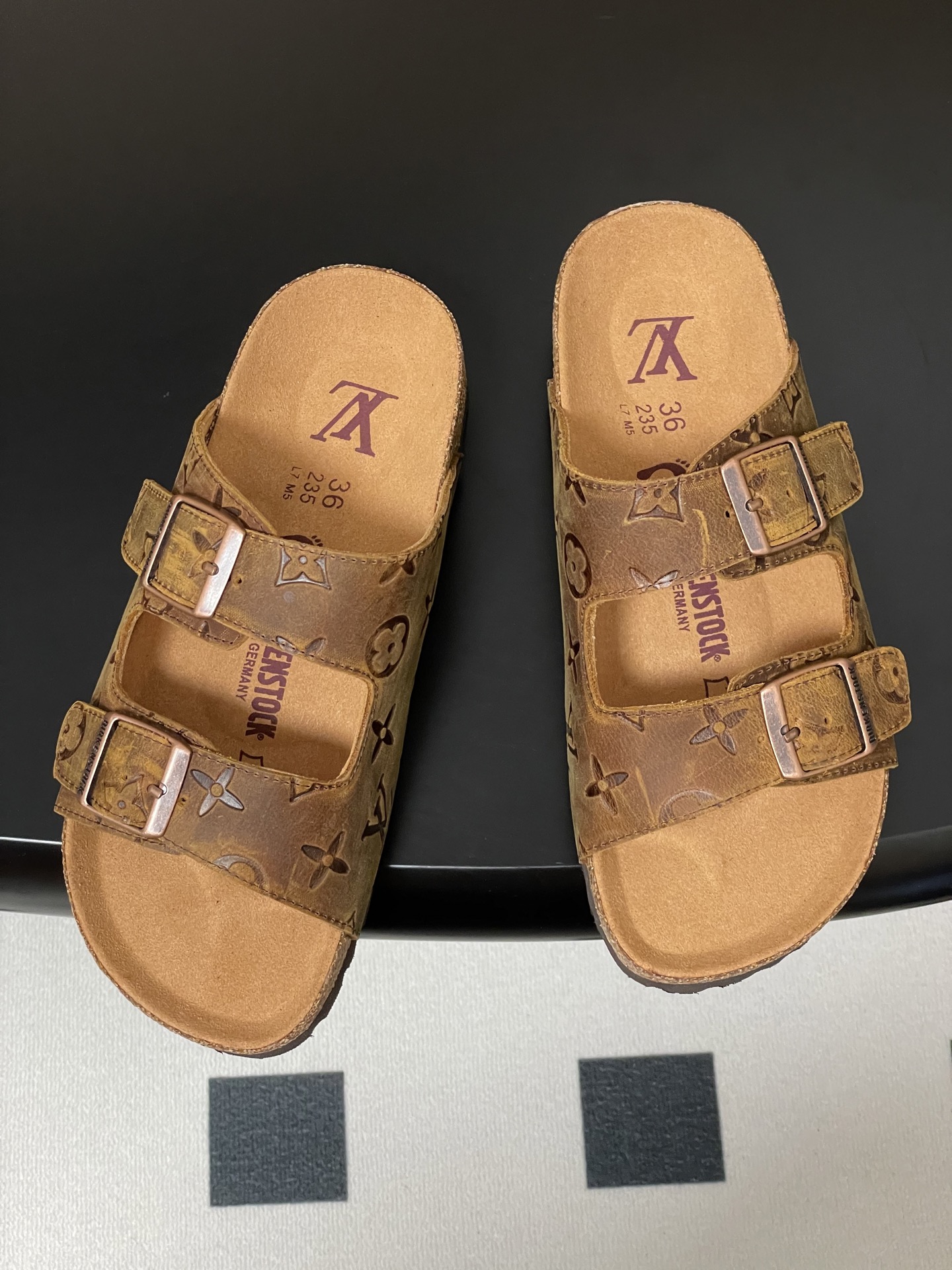 Louis Vuitton 最新 Louis Vuitton × BIRKENSTOCK联名合作款Boston两带软底拖鞋Lv 勃肯沙滩凉拖鞋