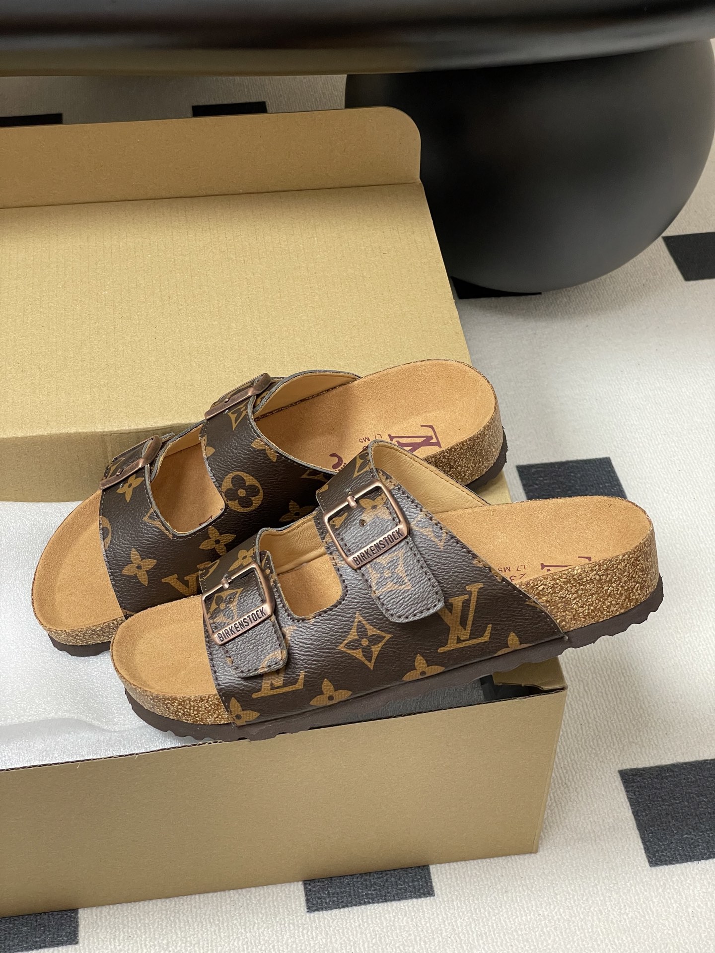 Louis Vuitton 最新 Louis Vuitton × BIRKENSTOCK联名合作款Boston两带软底拖鞋Lv 勃肯沙滩凉拖鞋