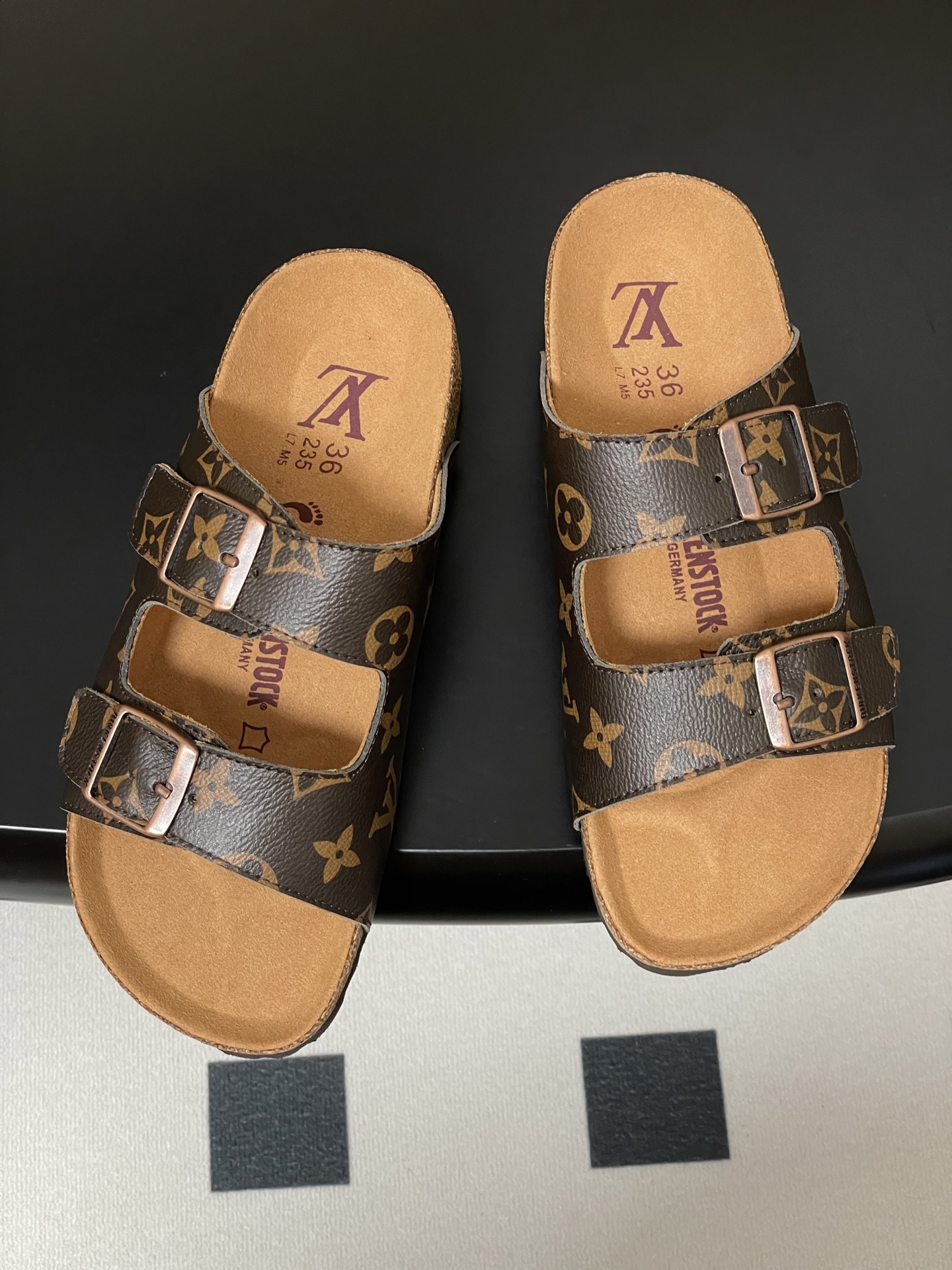Louis Vuitton 最新 Louis Vuitton × BIRKENSTOCK联名合作款Boston两带软底拖鞋Lv 勃肯沙滩凉拖鞋