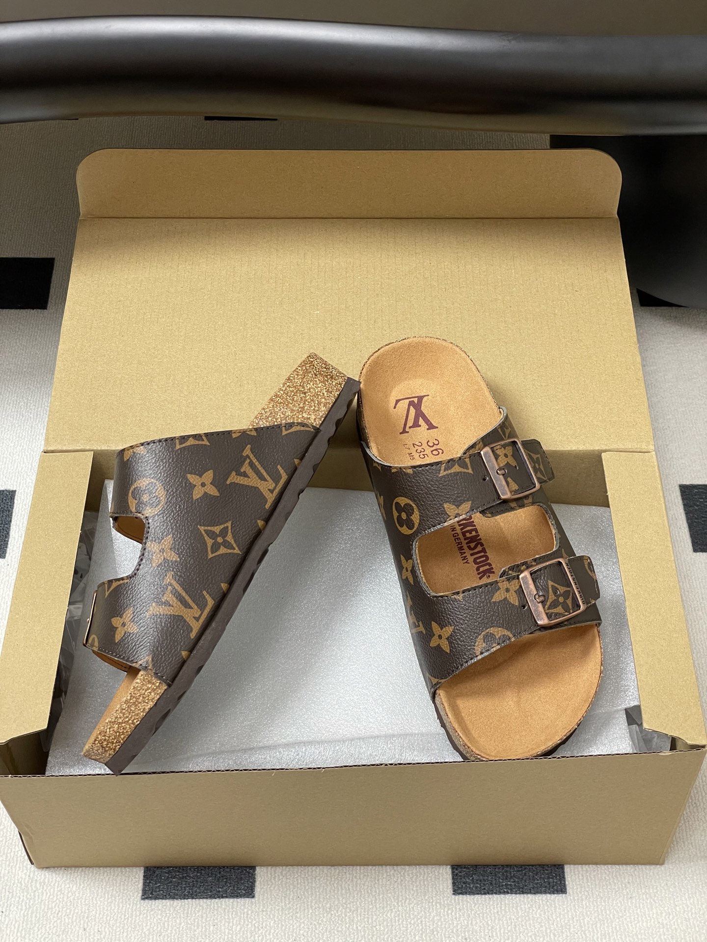 Louis Vuitton 最新 Louis Vuitton × BIRKENSTOCK联名合作款Boston两带软底拖鞋Lv 勃肯沙滩凉拖鞋