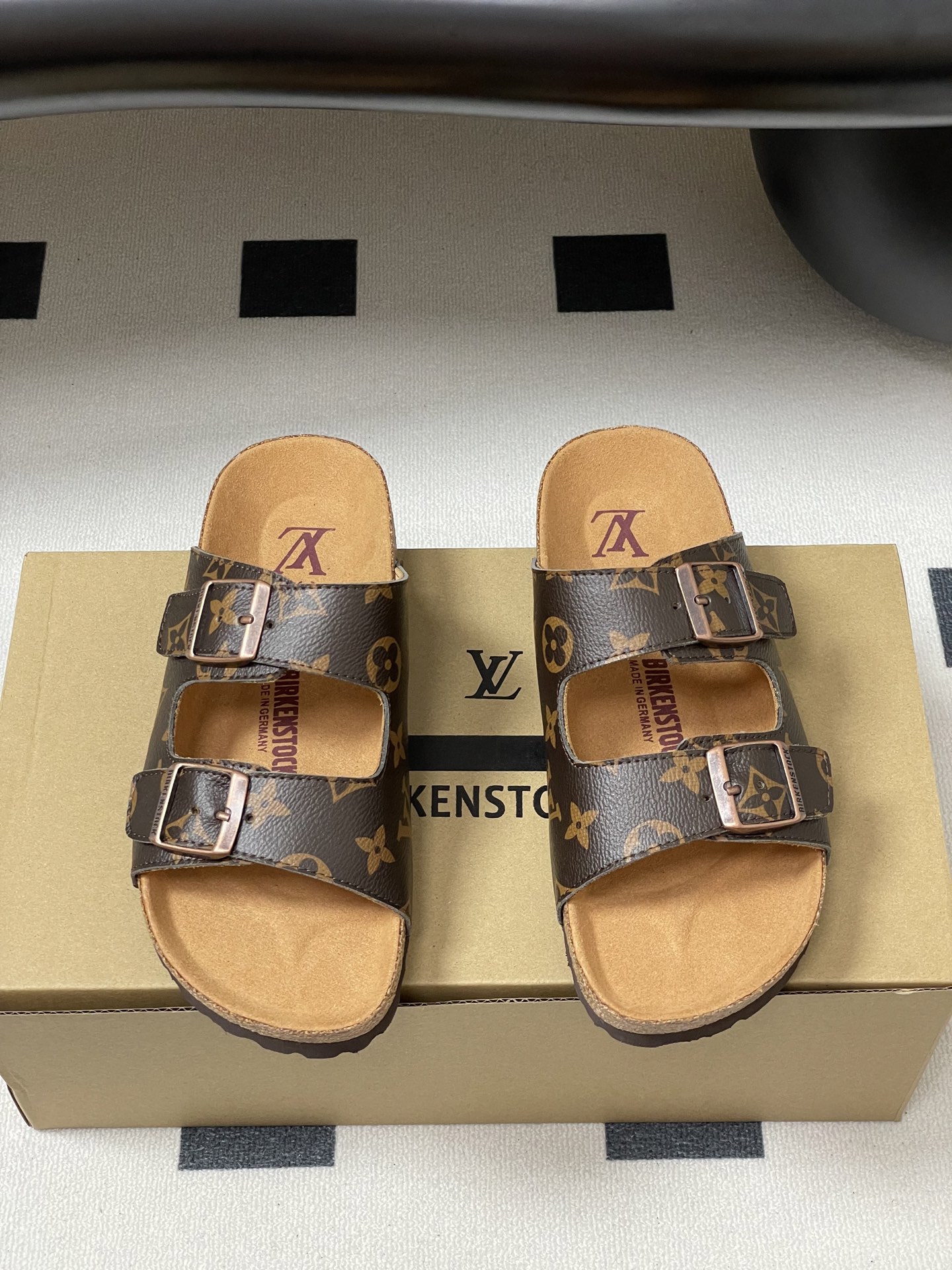 Louis Vuitton 最新 Louis Vuitton × BIRKENSTOCK联名合作款Boston两带软底拖鞋Lv 勃肯沙滩凉拖鞋