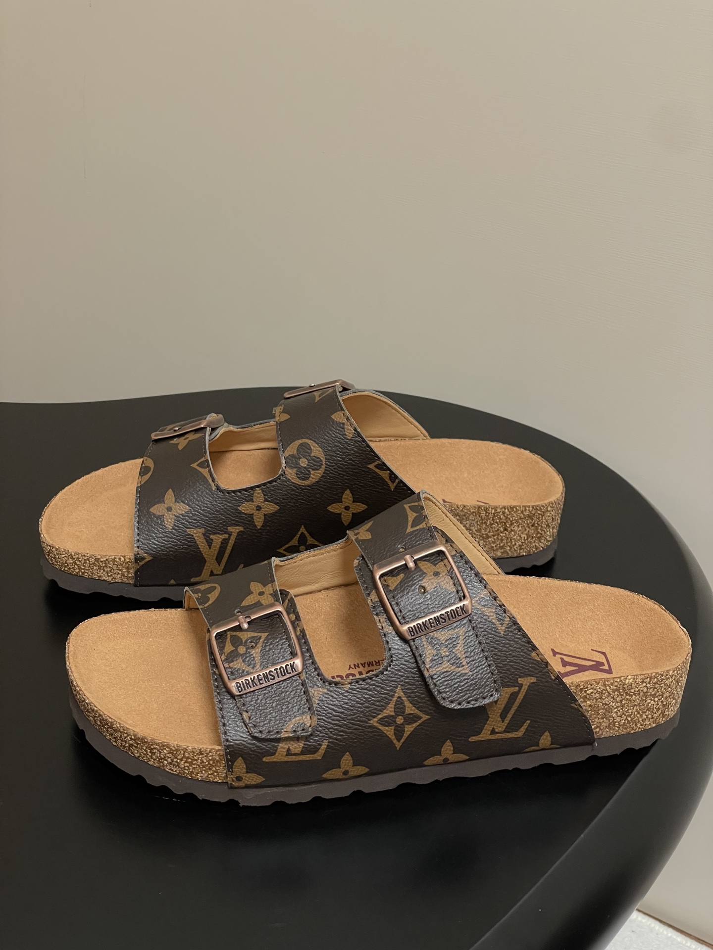 Louis Vuitton 最新 Louis Vuitton × BIRKENSTOCK联名合作款Boston两带软底拖鞋Lv 勃肯沙滩凉拖鞋