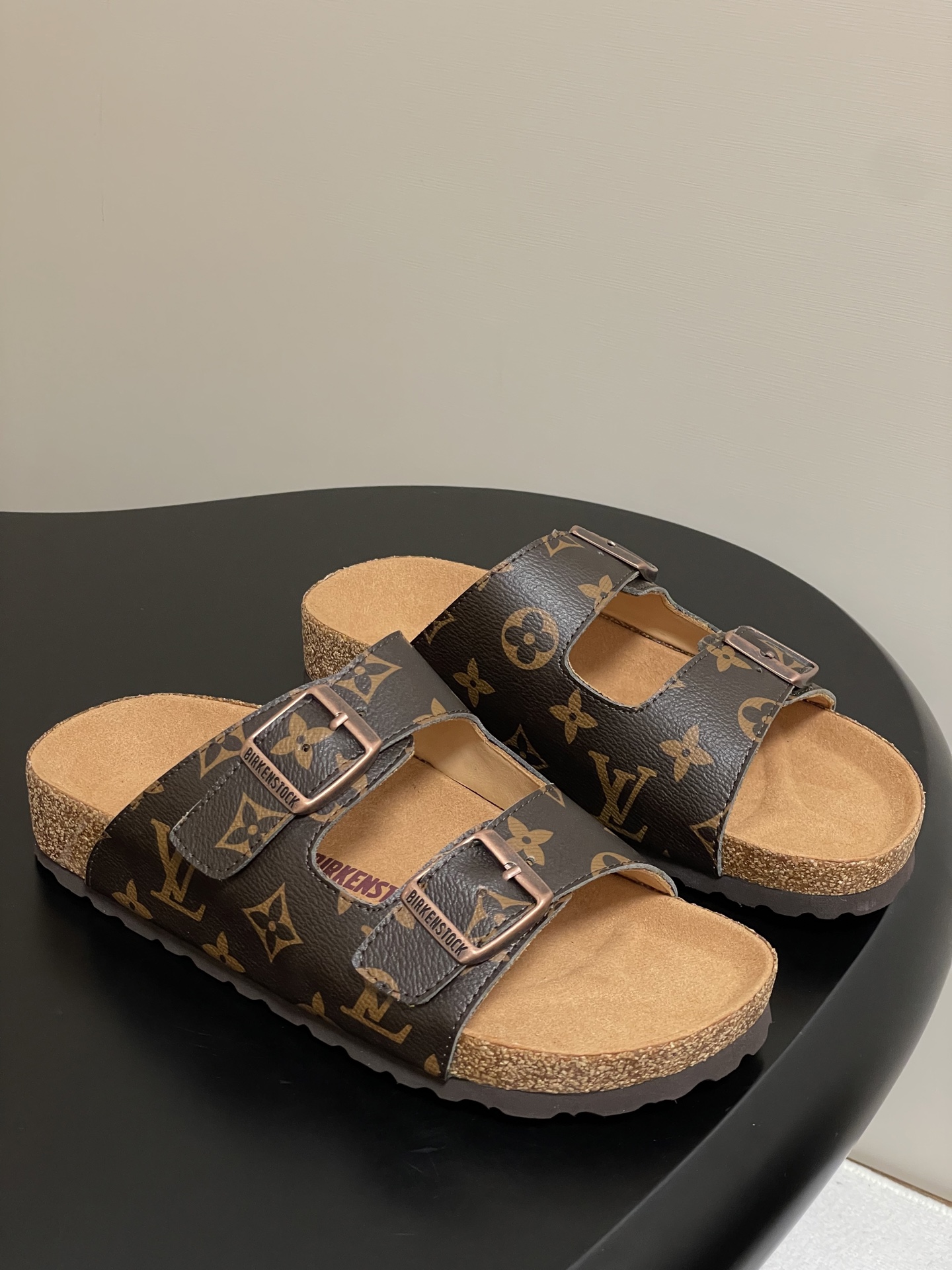 Louis Vuitton 最新 Louis Vuitton × BIRKENSTOCK联名合作款Boston两带软底拖鞋Lv 勃肯沙滩凉拖鞋