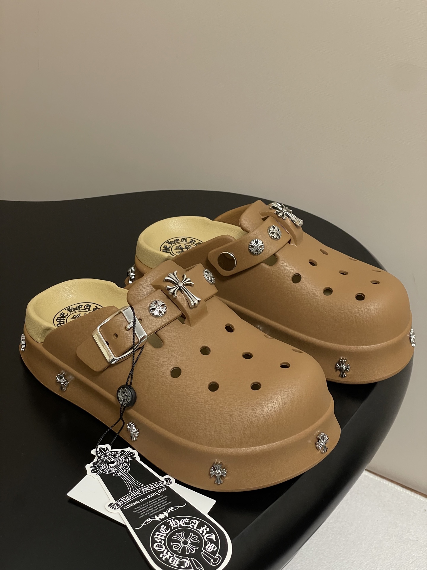 Trendy Punk Slippers: Chromehearts, Crawley’s, Fire Hole Shoes, Mueller’s – Summer Favorites - 图片 1