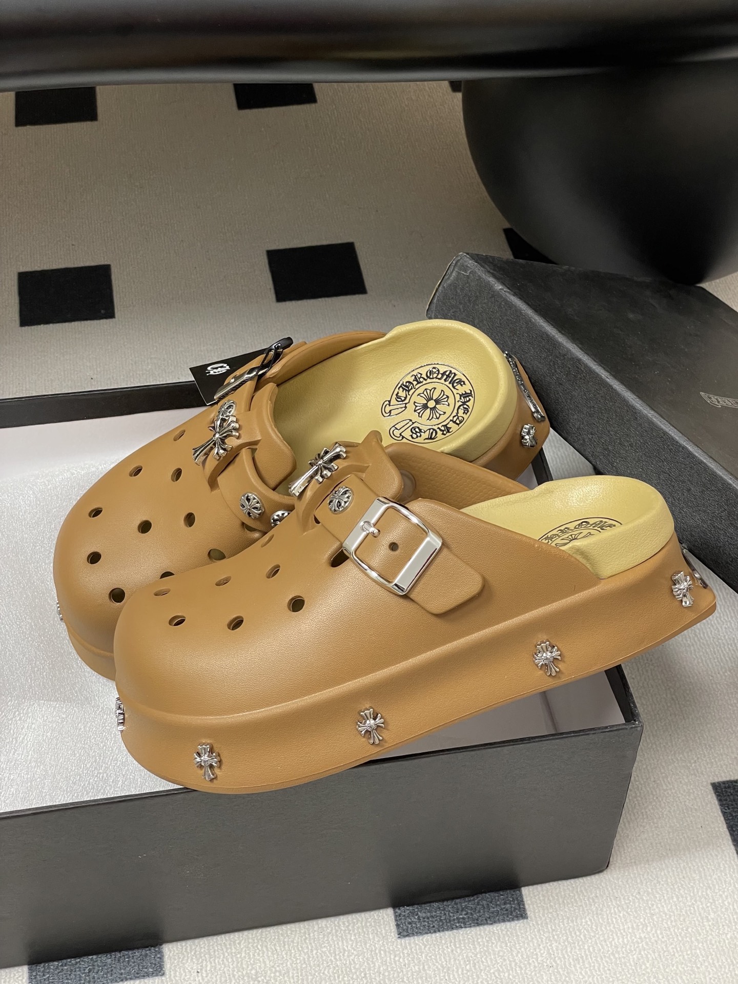 Trendy Punk Slippers: Chromehearts, Crawley’s, Fire Hole Shoes, Mueller’s – Summer Favorites - 图片 4