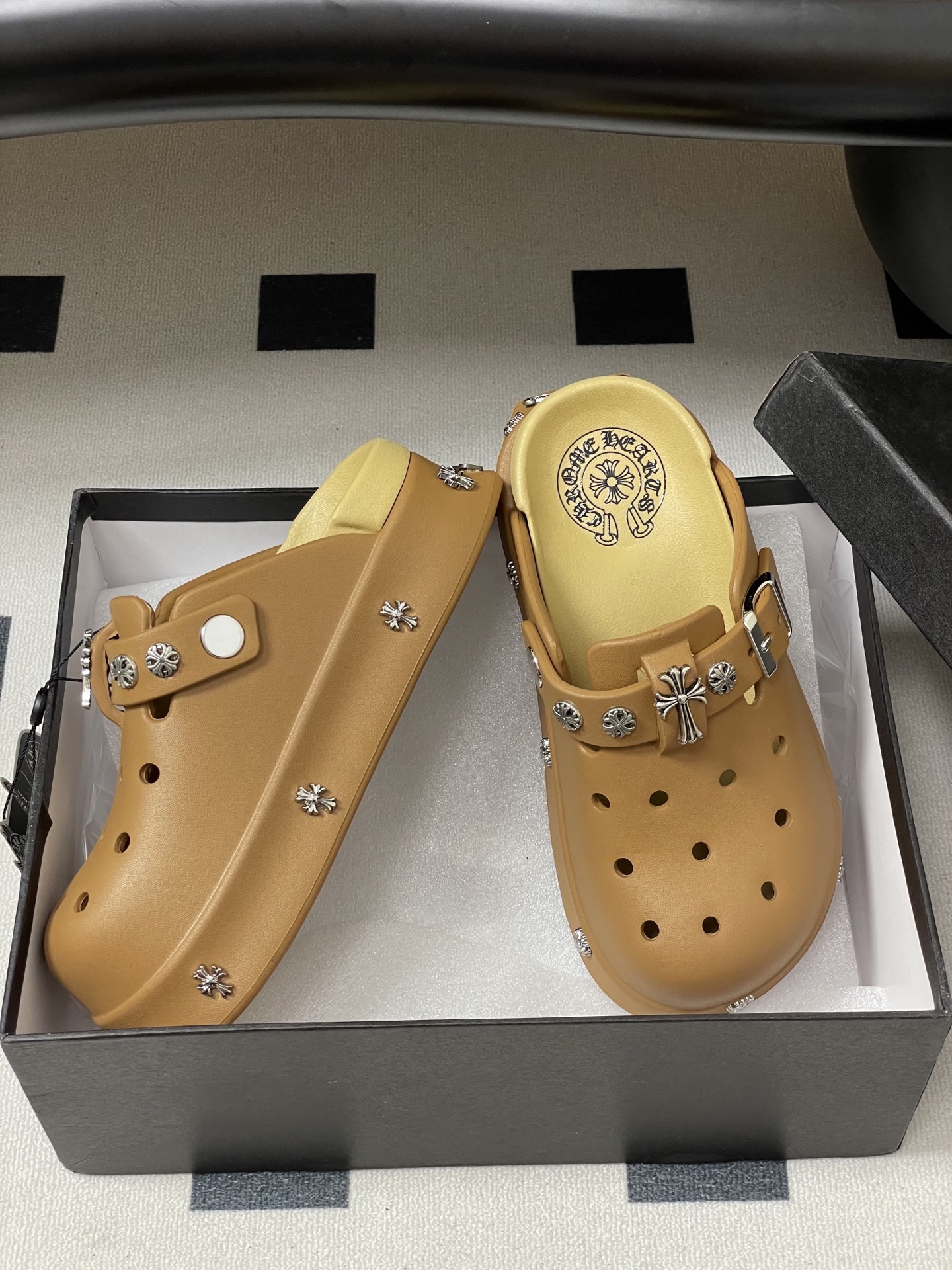 Trendy Punk Slippers: Chromehearts, Crawley’s, Fire Hole Shoes, Mueller’s – Summer Favorites - 图片 6
