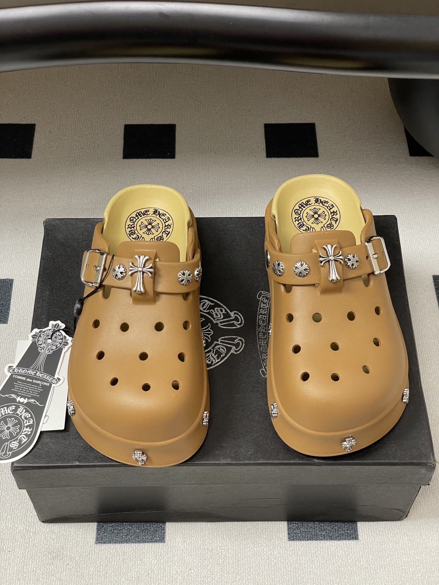 Trendy Punk Slippers: Chromehearts, Crawley’s, Fire Hole Shoes, Mueller’s – Summer Favorites - 图片 5