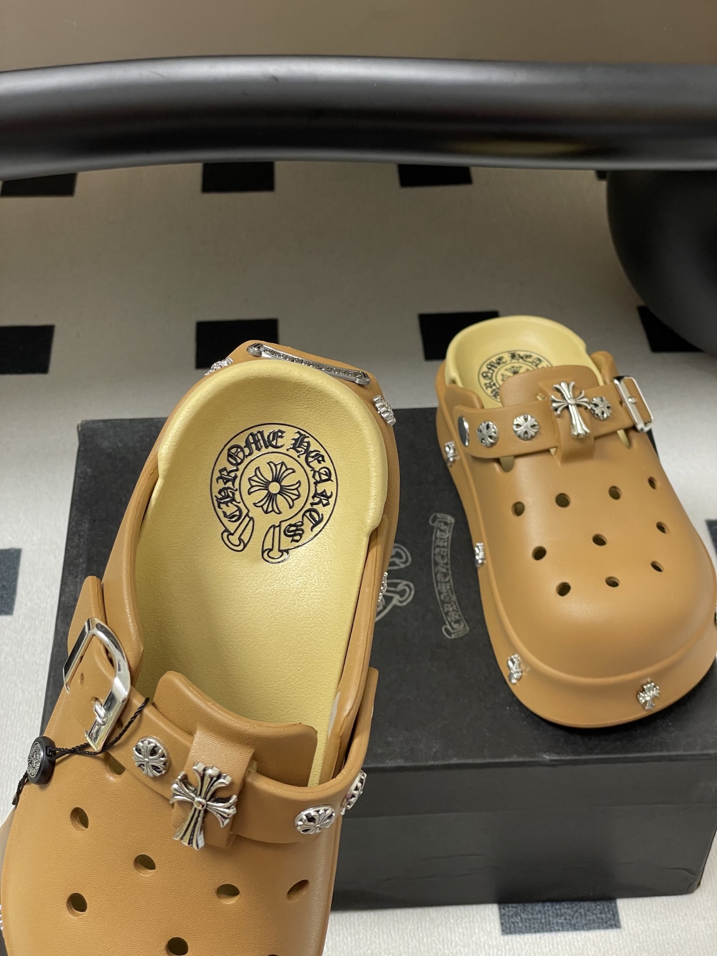 Trendy Punk Slippers: Chromehearts, Crawley’s, Fire Hole Shoes, Mueller’s – Summer Favorites - 图片 7
