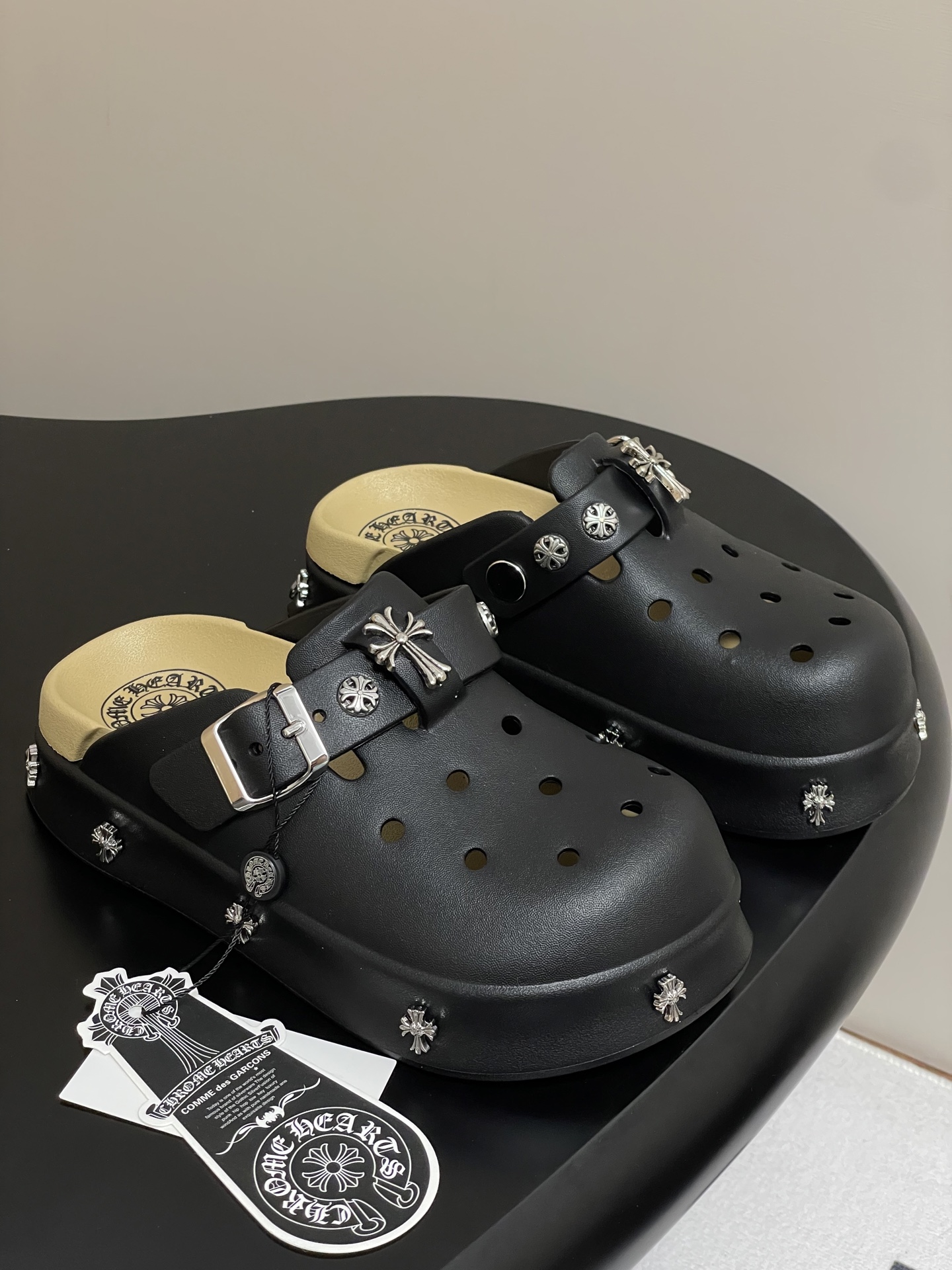 Trendy Punk Slippers: Chromehearts, Crawley’s, Fire Hole Shoes – Summer Must-Haves! - 图片 1