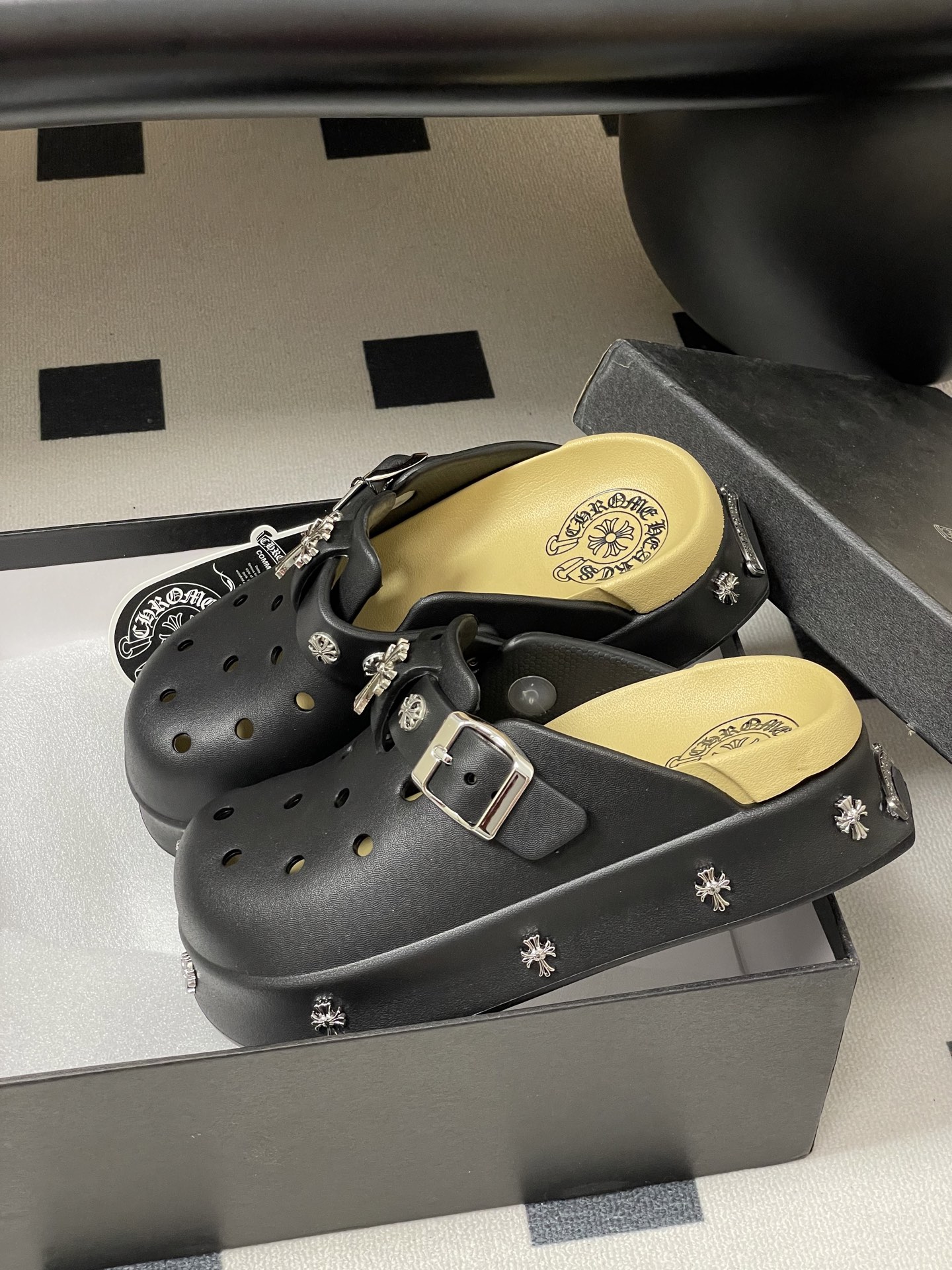 Trendy Punk Slippers: Chromehearts, Crawley’s, Fire Hole Shoes – Summer Must-Haves! - 图片 4