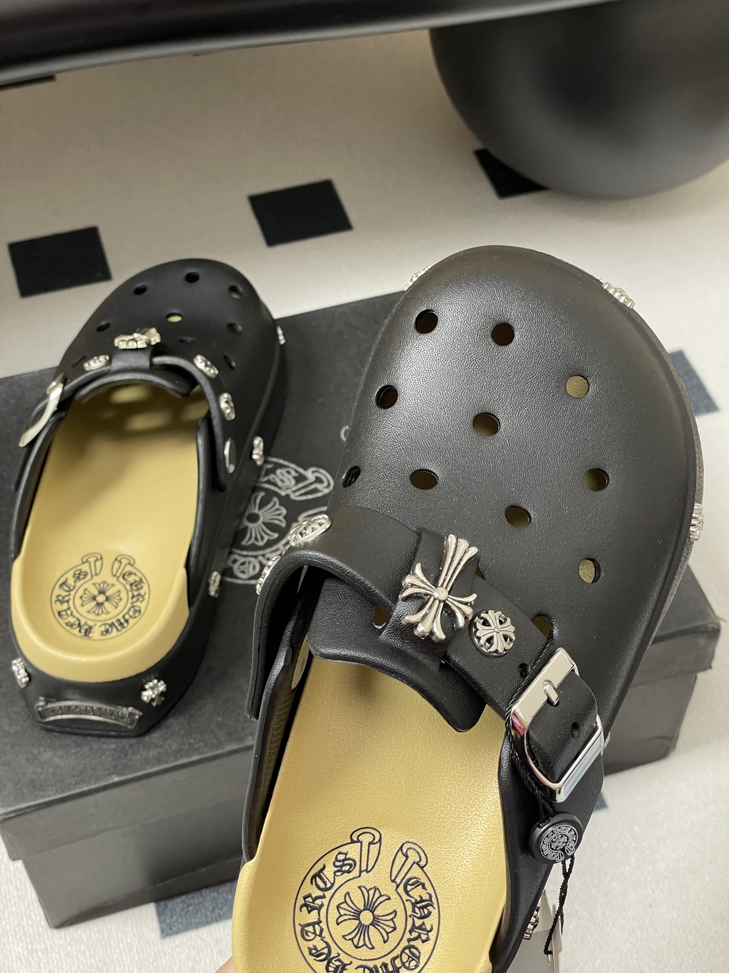 Trendy Punk Slippers: Chromehearts, Crawley’s, Fire Hole Shoes – Summer Must-Haves! - 图片 8