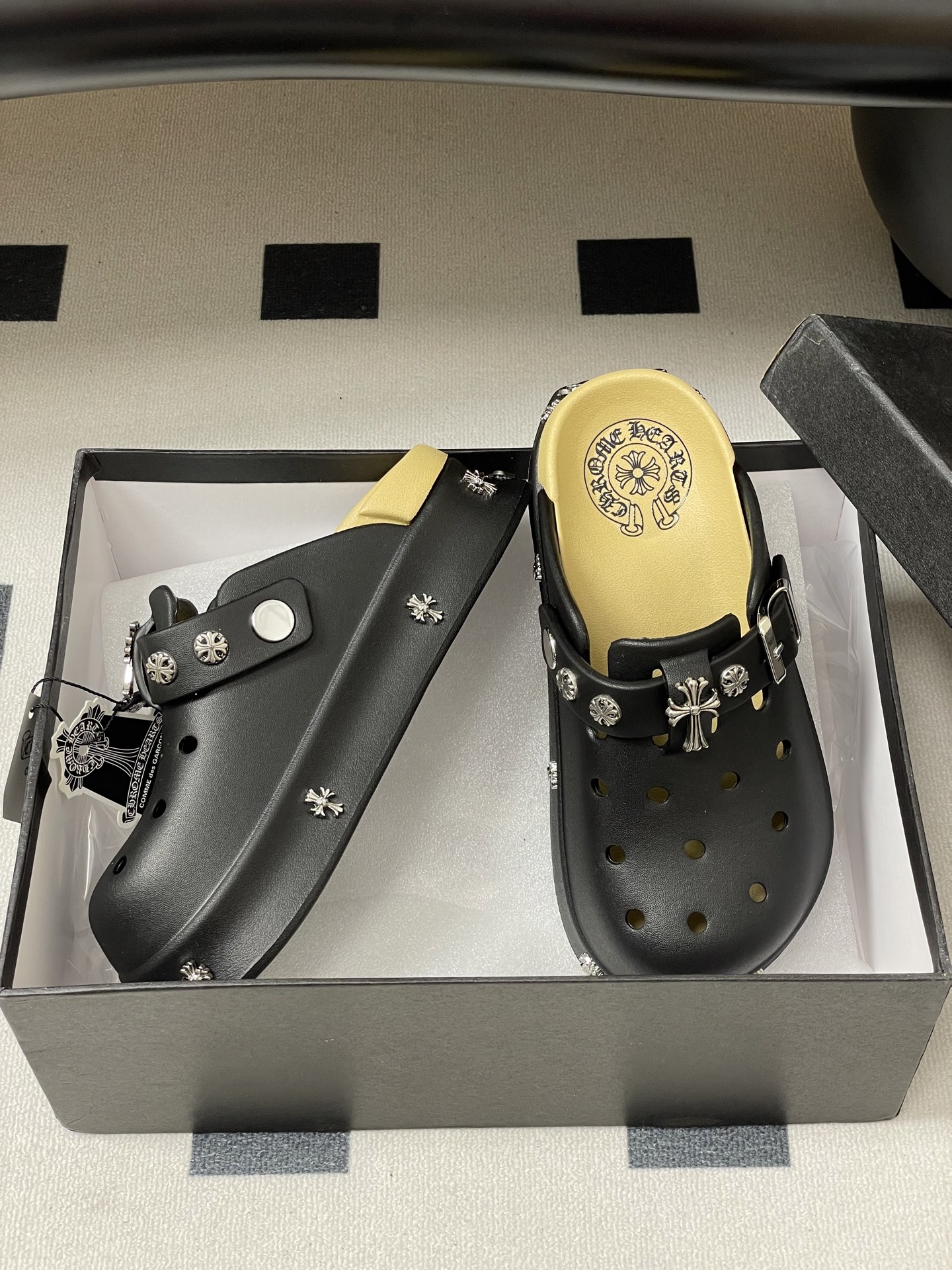 Trendy Punk Slippers: Chromehearts, Crawley’s, Fire Hole Shoes – Summer Must-Haves! - 图片 5