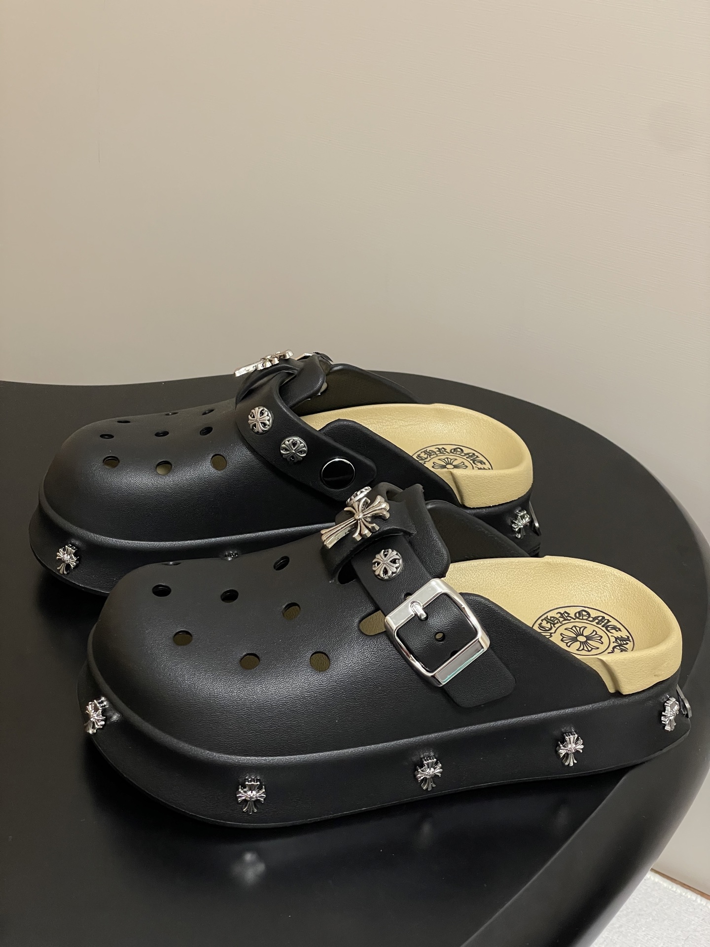 Trendy Punk Slippers: Chromehearts, Crawley’s, Fire Hole Shoes – Summer Must-Haves! - 图片 3