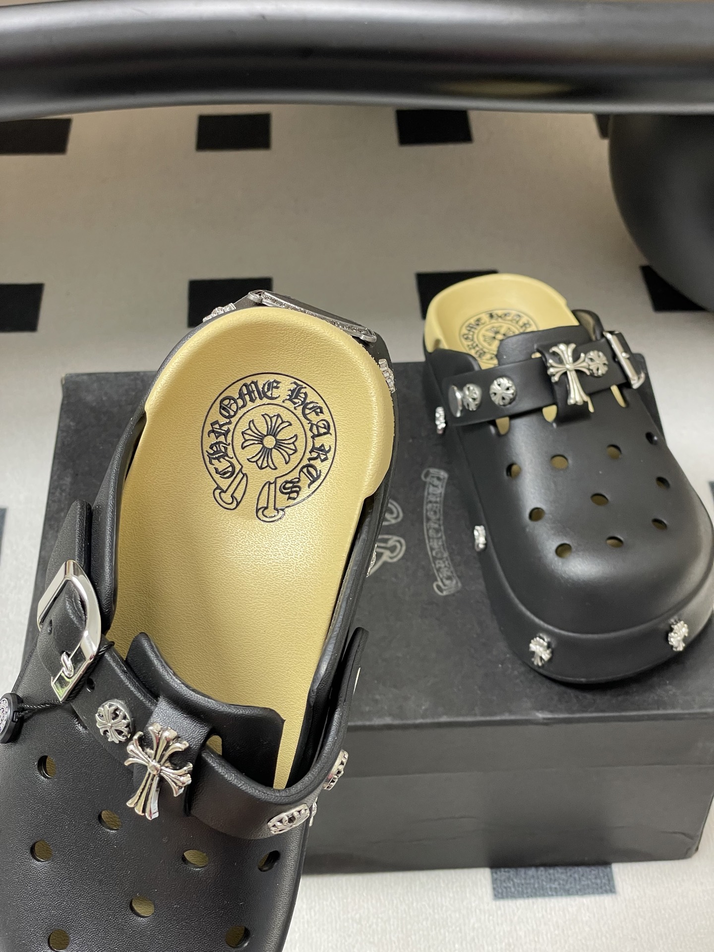 Trendy Punk Slippers: Chromehearts, Crawley’s, Fire Hole Shoes – Summer Must-Haves! - 图片 6