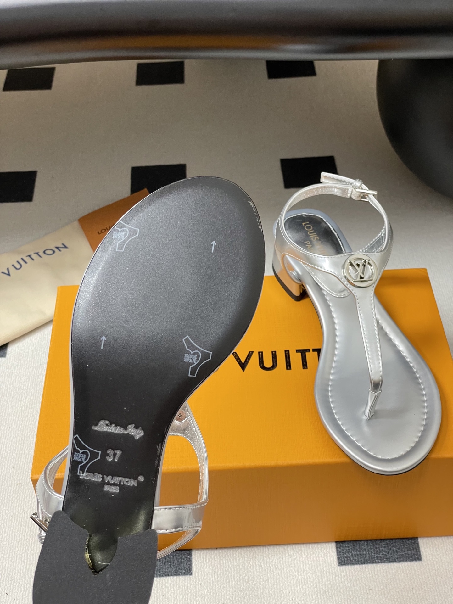 Louis Vuitton Vibe Silver Leather Thong Sandals with Block Heel 8 i1750281836747 2716 0 5