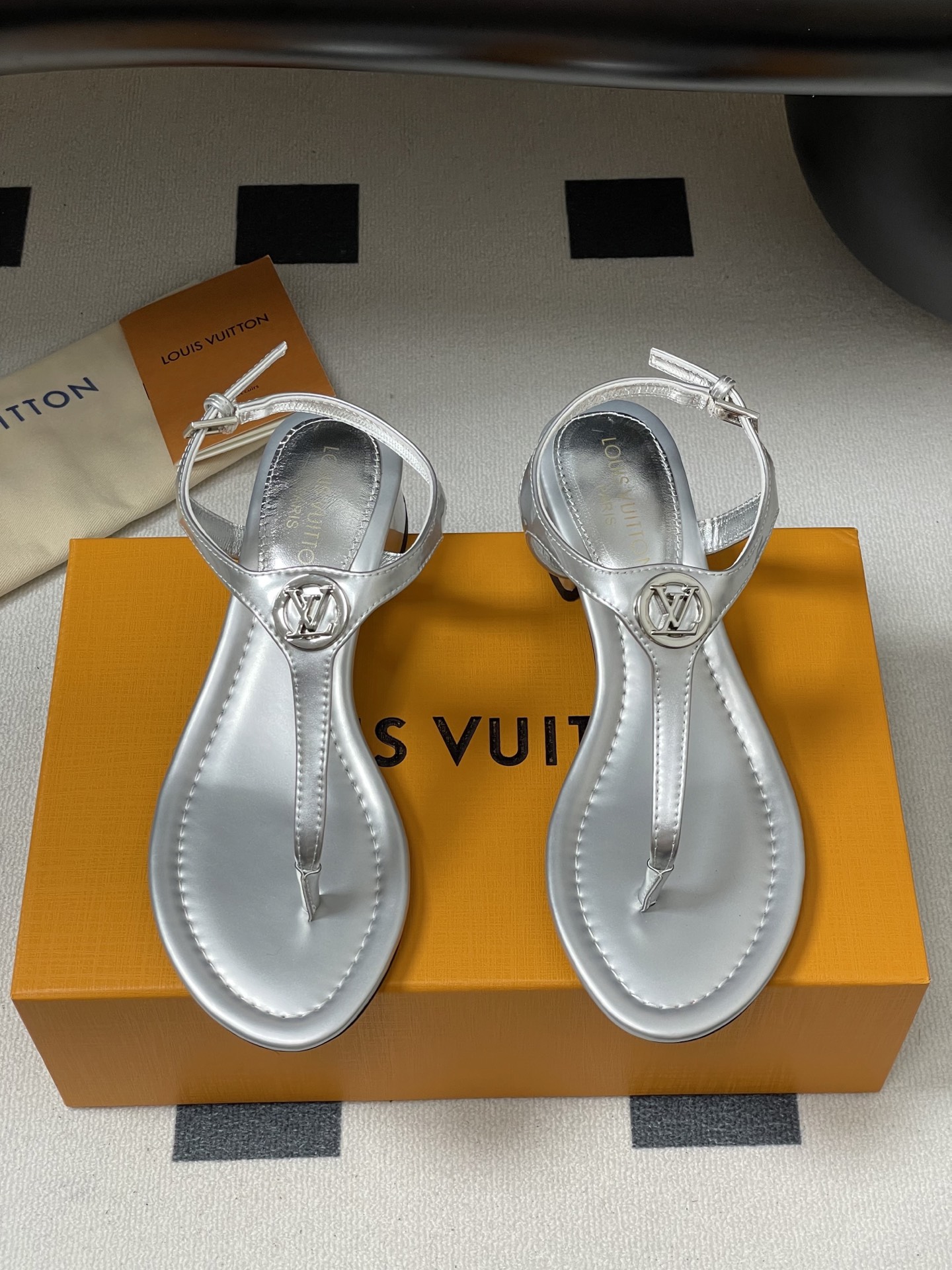 Louis Vuitton Vibe Silver Leather Thong Sandals with Block Heel 5 i1750281838284 795 0 3