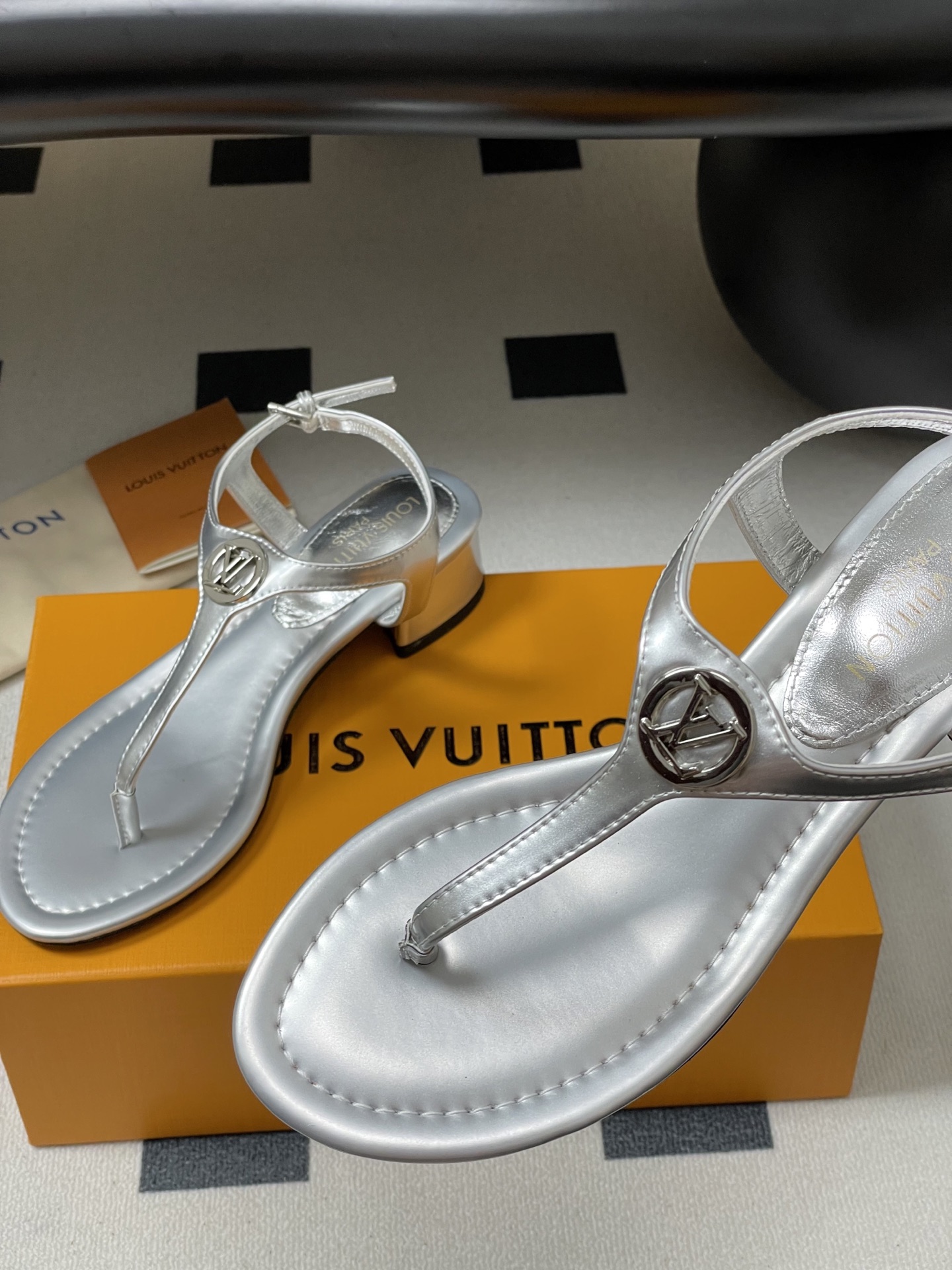 Louis Vuitton Vibe Silver Leather Thong Sandals with Block Heel 9 i1750281838370 1312 0 6