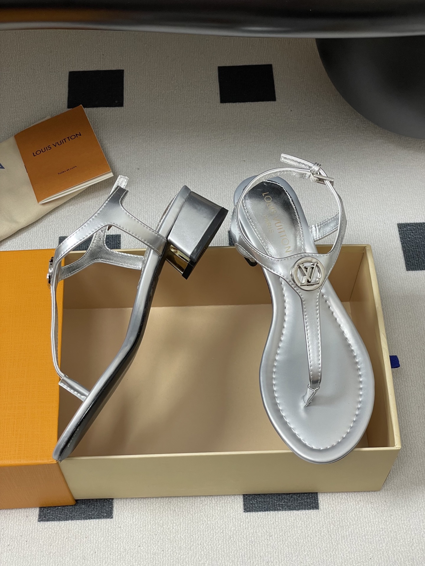Louis Vuitton Vibe Silver Leather Thong Sandals with Block Heel 6 i1750281842200 7847 0 8