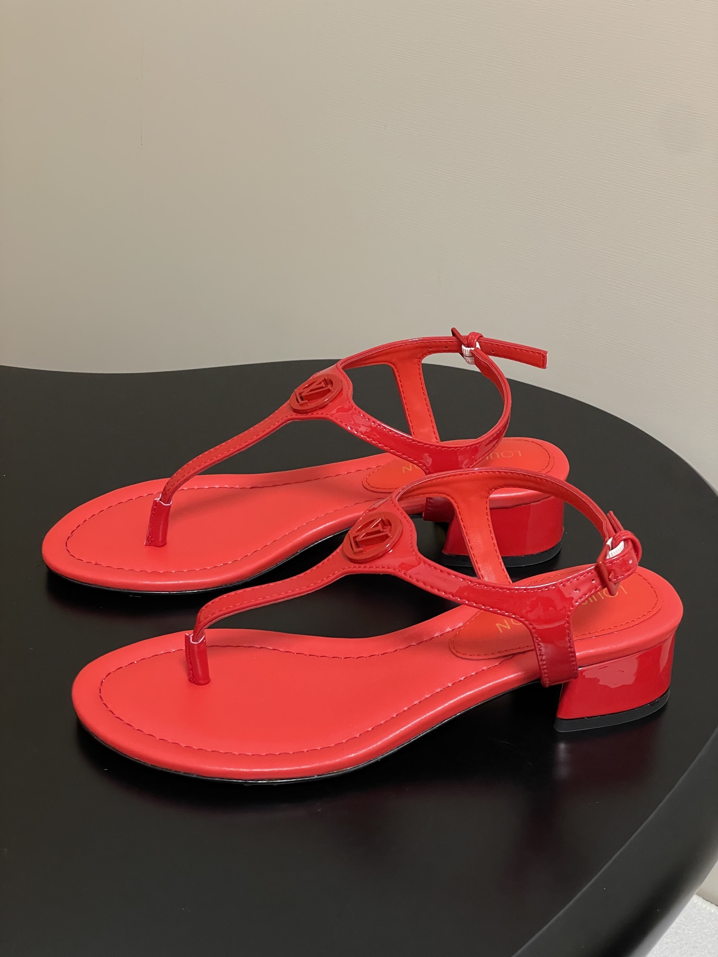 Louis Vuitton Vibe Red Leather Thong Sandals with Iconic Logo Buckle 4 i1750281954054 1733 0 8