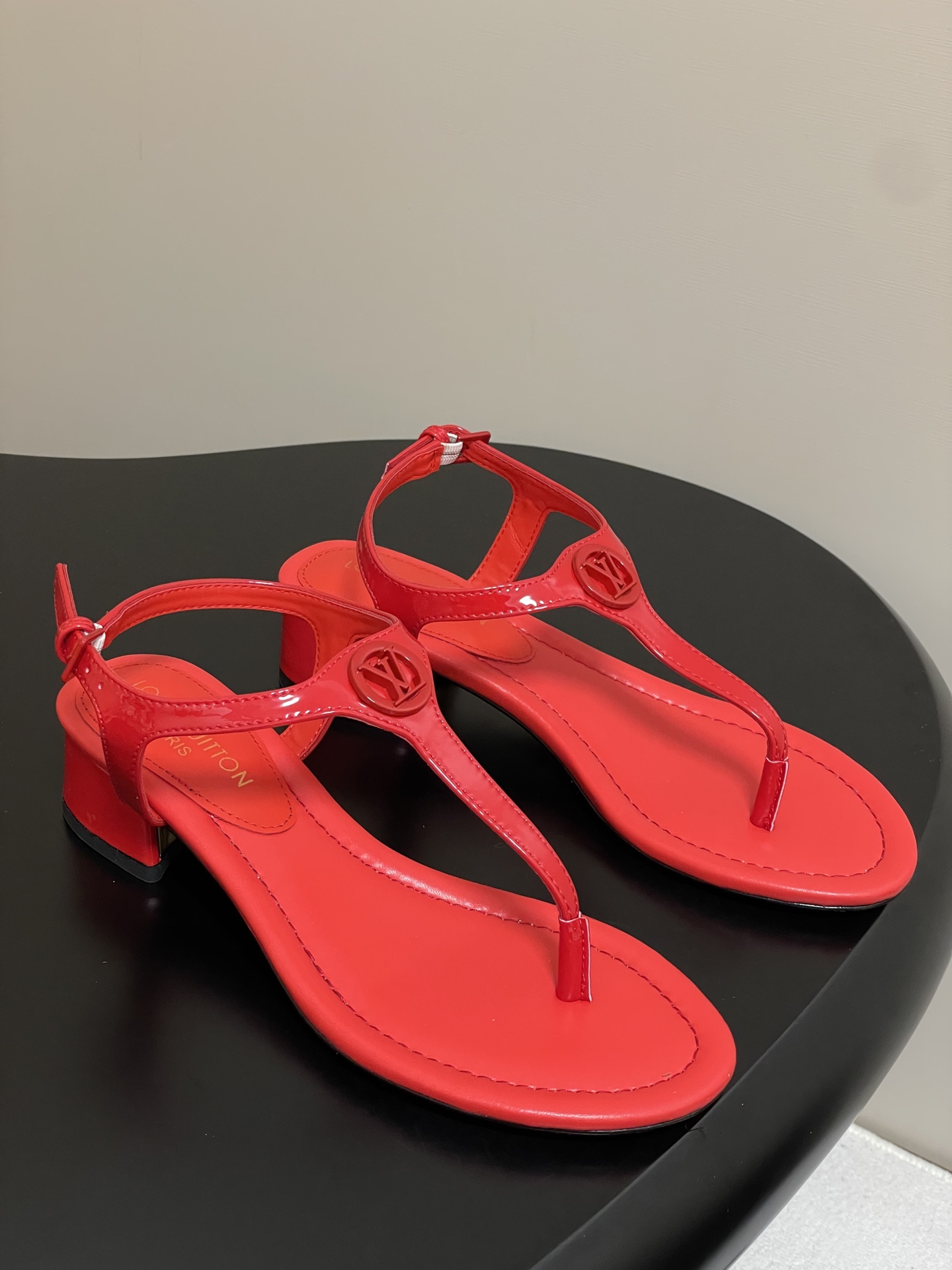 Louis Vuitton Vibe Red Leather Thong Sandals with Iconic Logo Buckle 2 i1750281956574 557 0 7