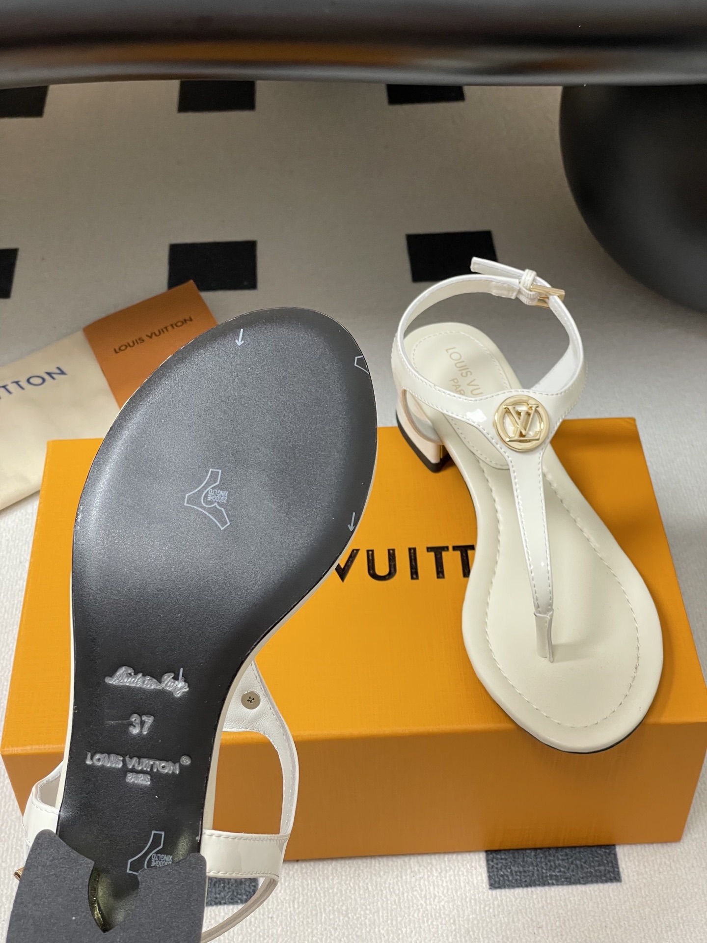 Louis Vuitton Vibe Thong Sandals Leather Block Heel Summer Shoes for Women 9 i1750282046821 4794 0 2
