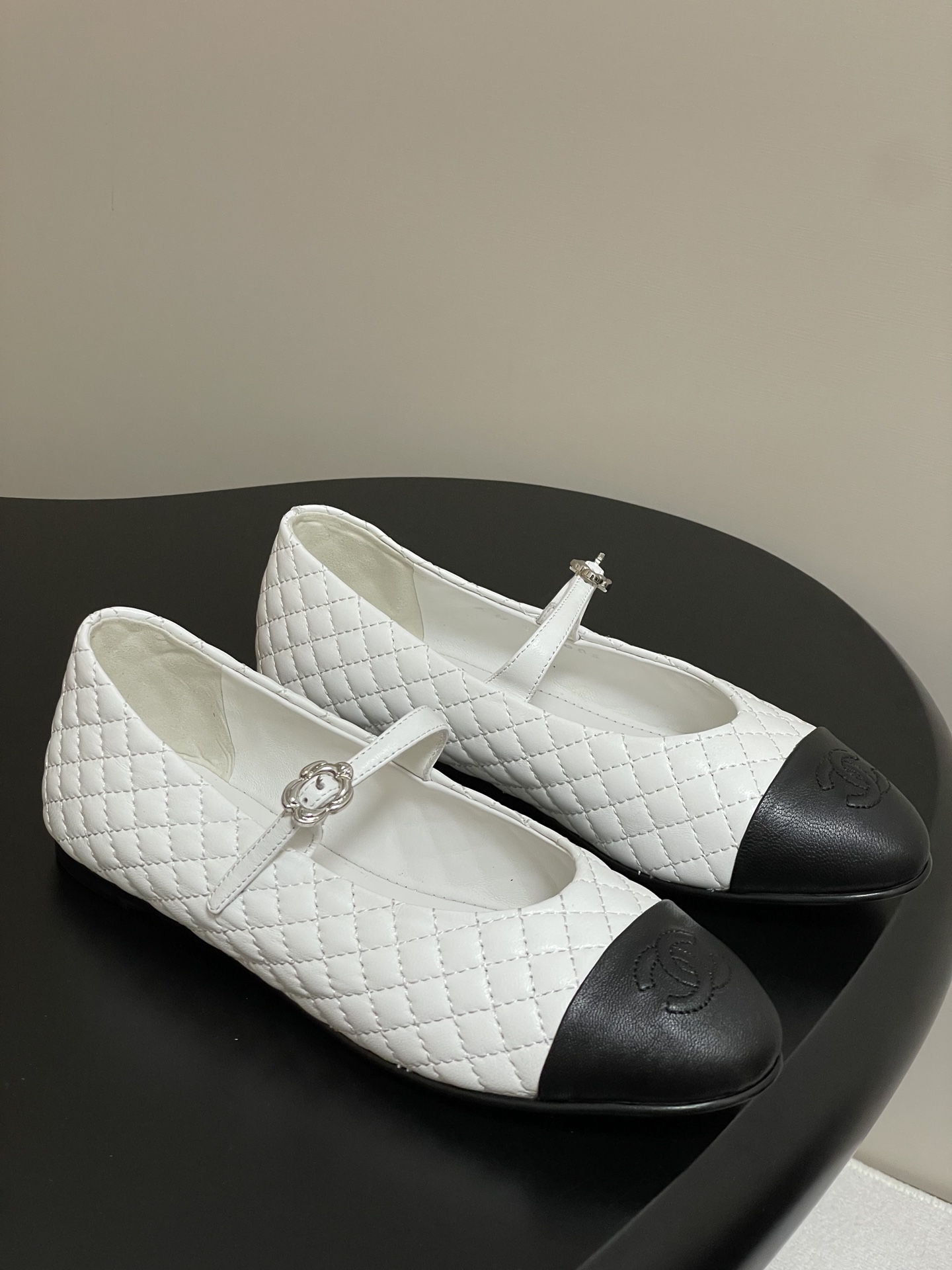 Chanel 25A Xiaoxiang Lingge Mary Jane zapatos zapatillas de ballet planas retro de piel de cordero. El par de zapatos p…