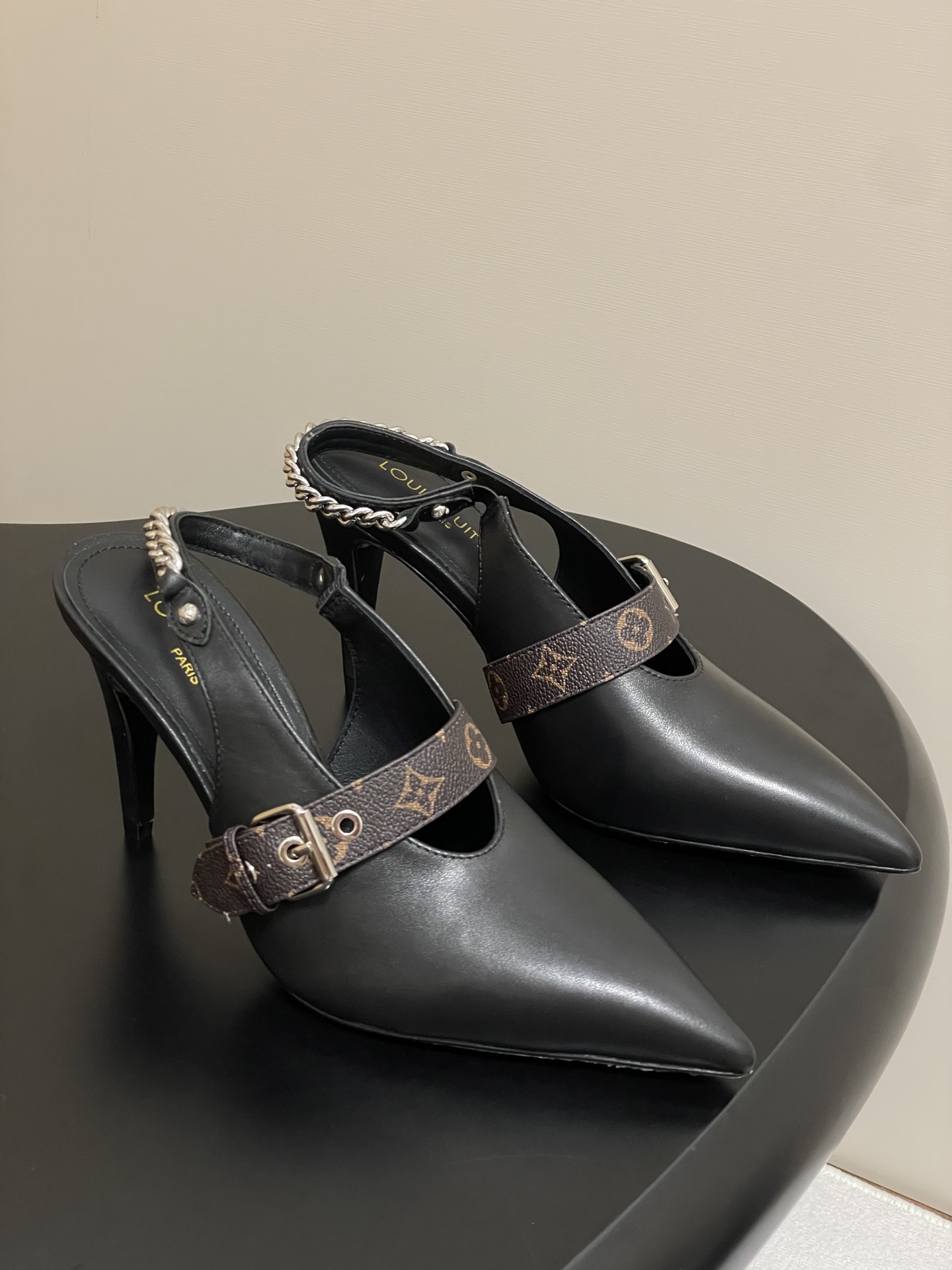 NO:639954,- 25ss new summer style LOUIS VUITTON Louis Vuitton LV VIBE chain back flat sandals pointed toe cat heel high heel sandals This LV Vibe slingback high heels are made of soft sheepskin to create an eye-catching shape. The pointed toe design, leather covered heel, decorative belt-like Monogram canvas strap and Yingze chain add eye-catching color. The adjustable back strap is equipped with a delicate rectangular buckle. The upper is cowhide and the lining is sheepskin.  Sole Italian genuine leather outsole, high heels, flat sole/5.5cm/9cm, size 35-41 (40.41 custom made, non-returnable),,louis vuitton,louis vuitton,louis vuitton,sandals,high heels,cowhide,sheepskin,Leather soles19860909- 25ss夏季新款 LOUIS VUITTON 路易威登 LV VIBE 链条后空平底凉鞋尖头猫跟高跟凉鞋 本款 LV Vibe 露跟高跟鞋以柔软羊皮革塑就瞩目构型.尖头设计、皮革包覆鞋跟、装饰性腰带状Monogram帆布饰带与莹泽链条增添瞩目姿彩.可调节后带搭配精巧矩形搭扣. 鞋面牛皮 内里垫脚羊皮 鞋底意大利真皮大底 跟高平底/5.5cm/9cm 码数35-41（40.41定做不退换）,,louis vuitton,louis vuitton,louis vuitton,sandals,high heels,cowhide,sheepskin,Leather soles,Men's shoes