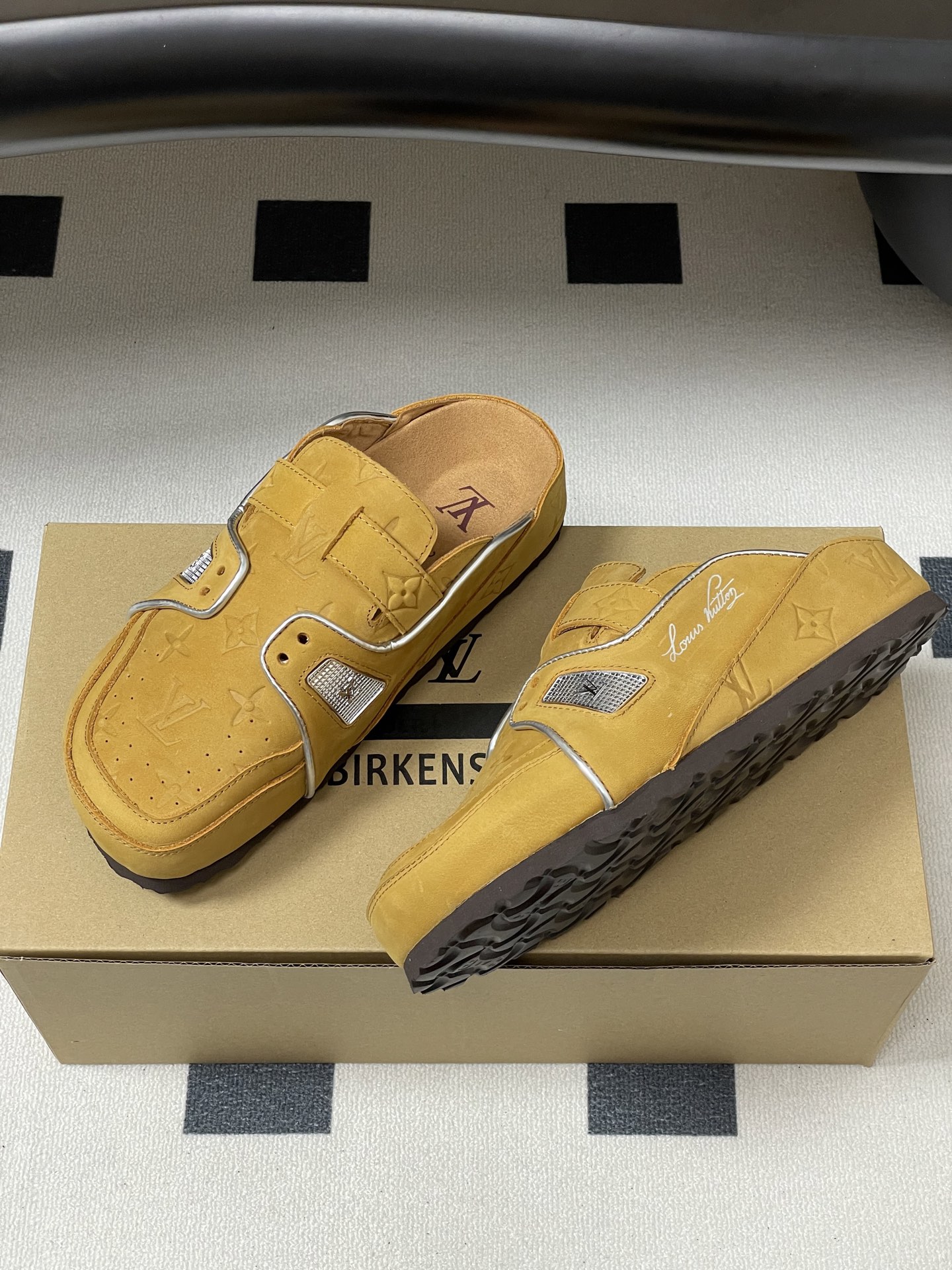 Louis Vuitton 最新 Louis Vuitton × BIRKENSTOCK联名合作款Boston包头软底拖鞋Lv 勃肯穆勒拖鞋