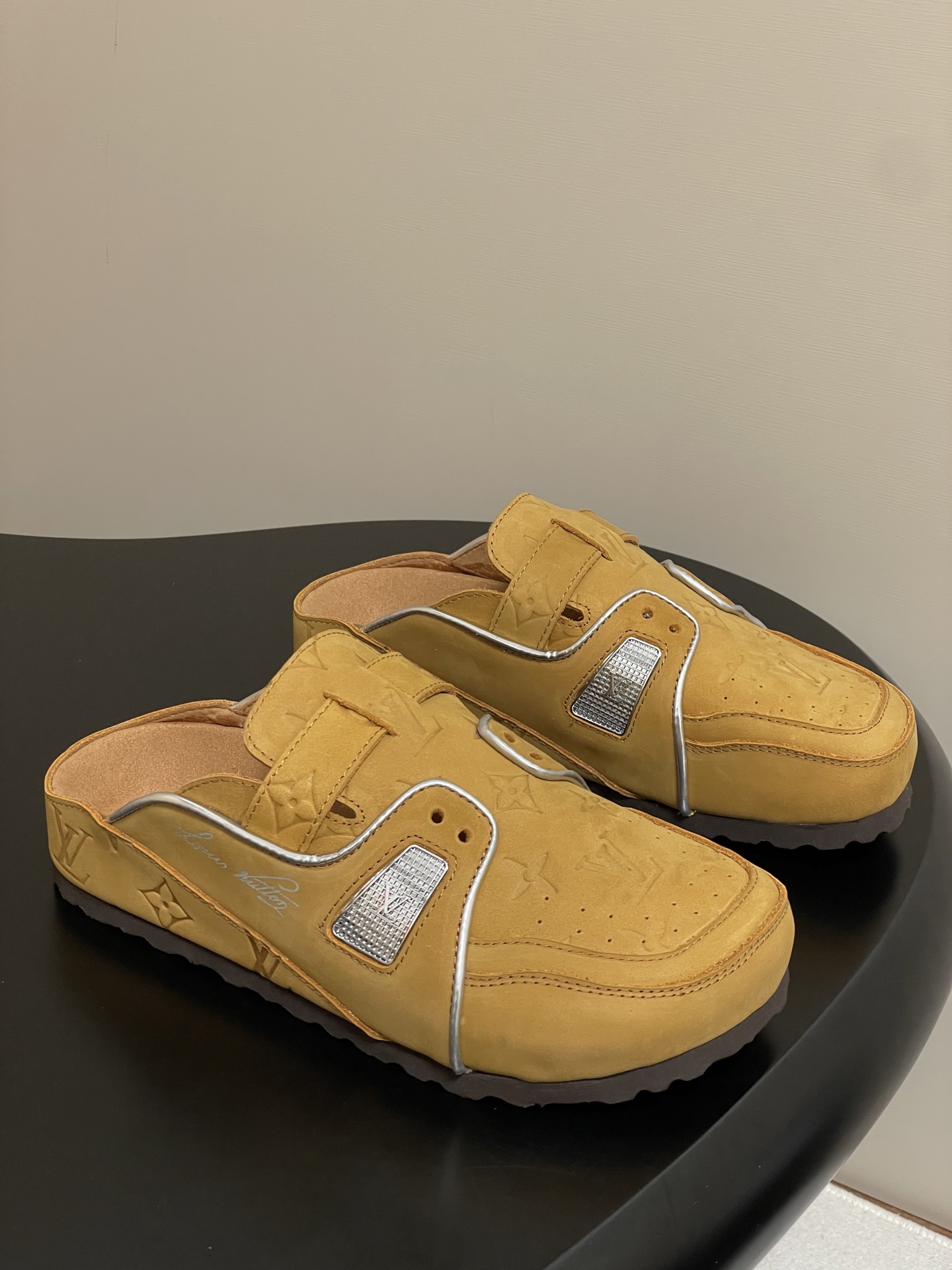 Louis Vuitton 最新 Louis Vuitton × BIRKENSTOCK联名合作款Boston包头软底拖鞋Lv 勃肯穆勒拖鞋