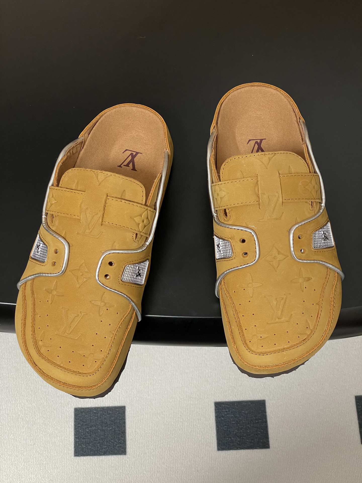 Louis Vuitton 最新 Louis Vuitton × BIRKENSTOCK联名合作款Boston包头软底拖鞋Lv 勃肯穆勒拖鞋