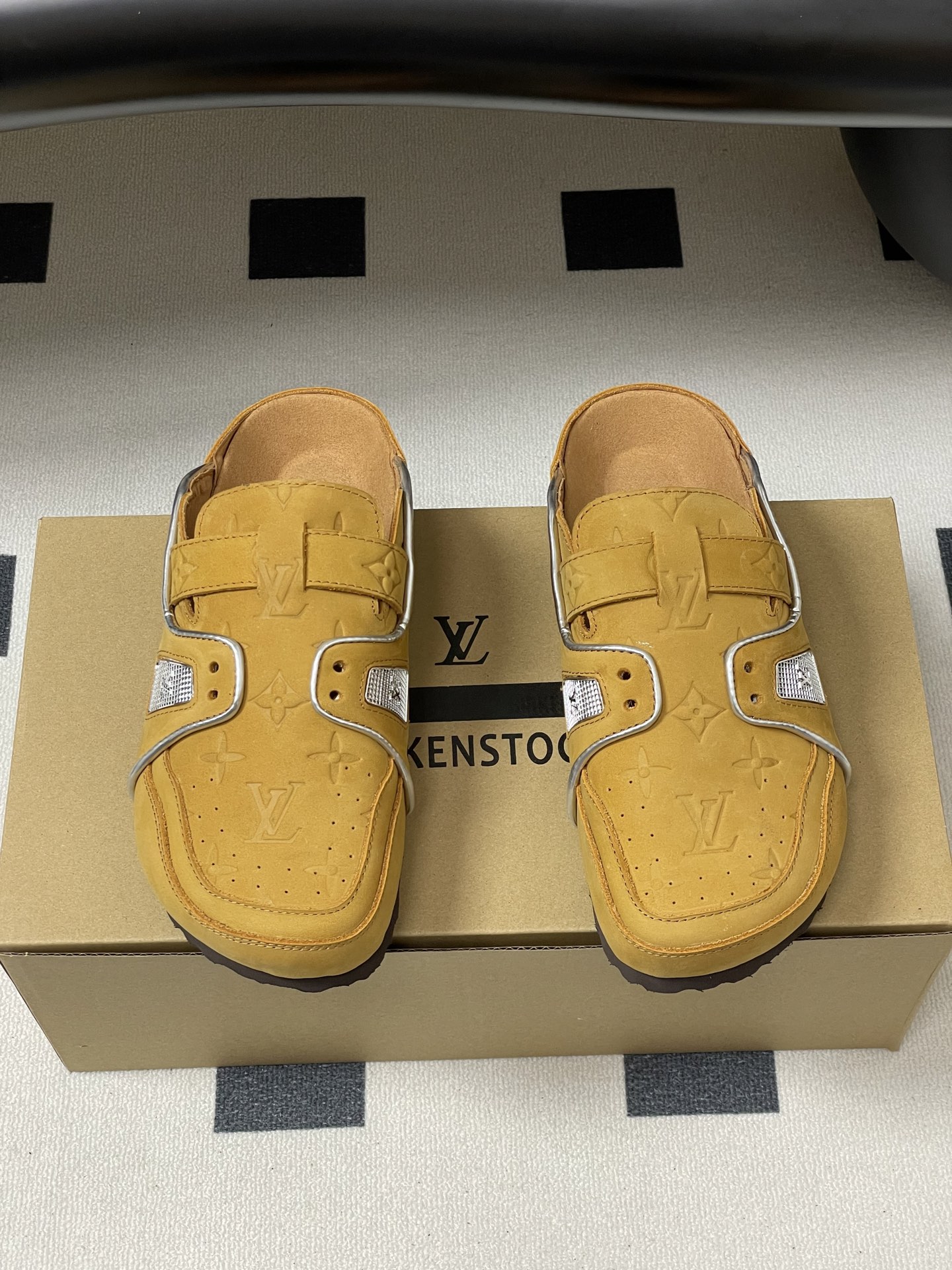 Louis Vuitton 最新 Louis Vuitton × BIRKENSTOCK联名合作款Boston包头软底拖鞋Lv 勃肯穆勒拖鞋