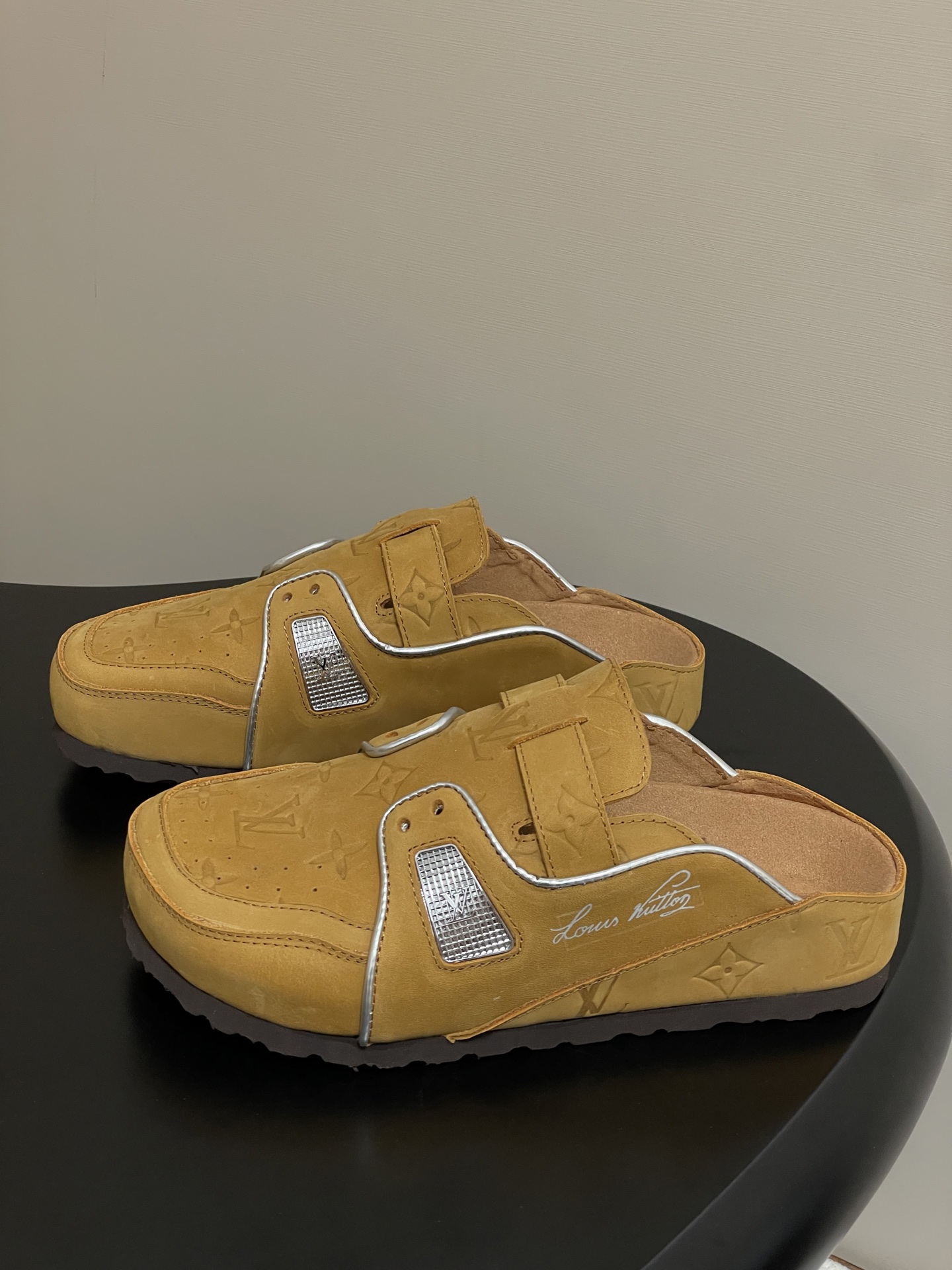 Louis Vuitton 最新 Louis Vuitton × BIRKENSTOCK联名合作款Boston包头软底拖鞋Lv 勃肯穆勒拖鞋