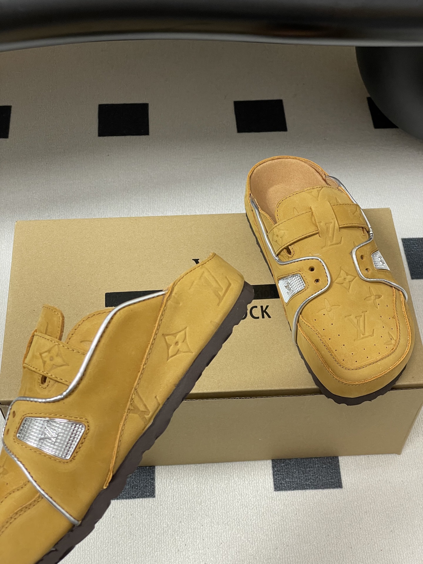 Louis Vuitton 最新 Louis Vuitton × BIRKENSTOCK联名合作款Boston包头软底拖鞋Lv 勃肯穆勒拖鞋
