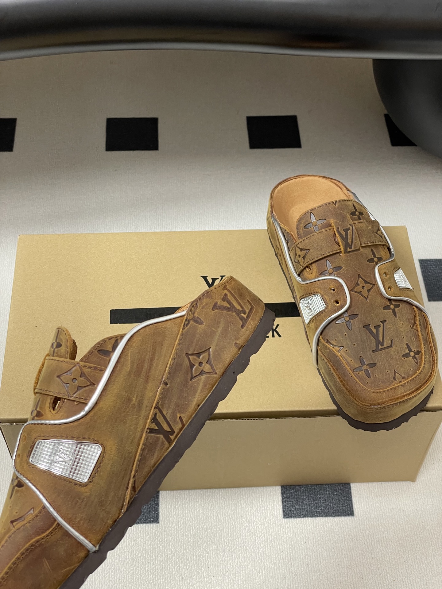 Louis Vuitton 最新 Louis Vuitton × BIRKENSTOCK联名合作款Boston包头软底拖鞋Lv 勃肯穆勒拖鞋
