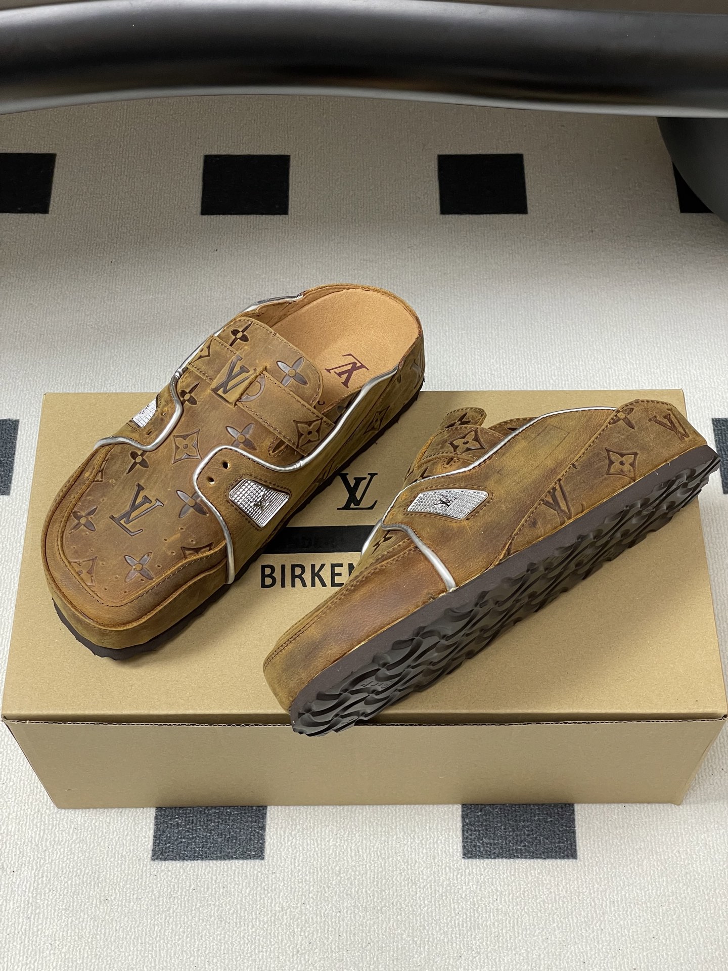 Louis Vuitton 最新 Louis Vuitton × BIRKENSTOCK联名合作款Boston包头软底拖鞋Lv 勃肯穆勒拖鞋