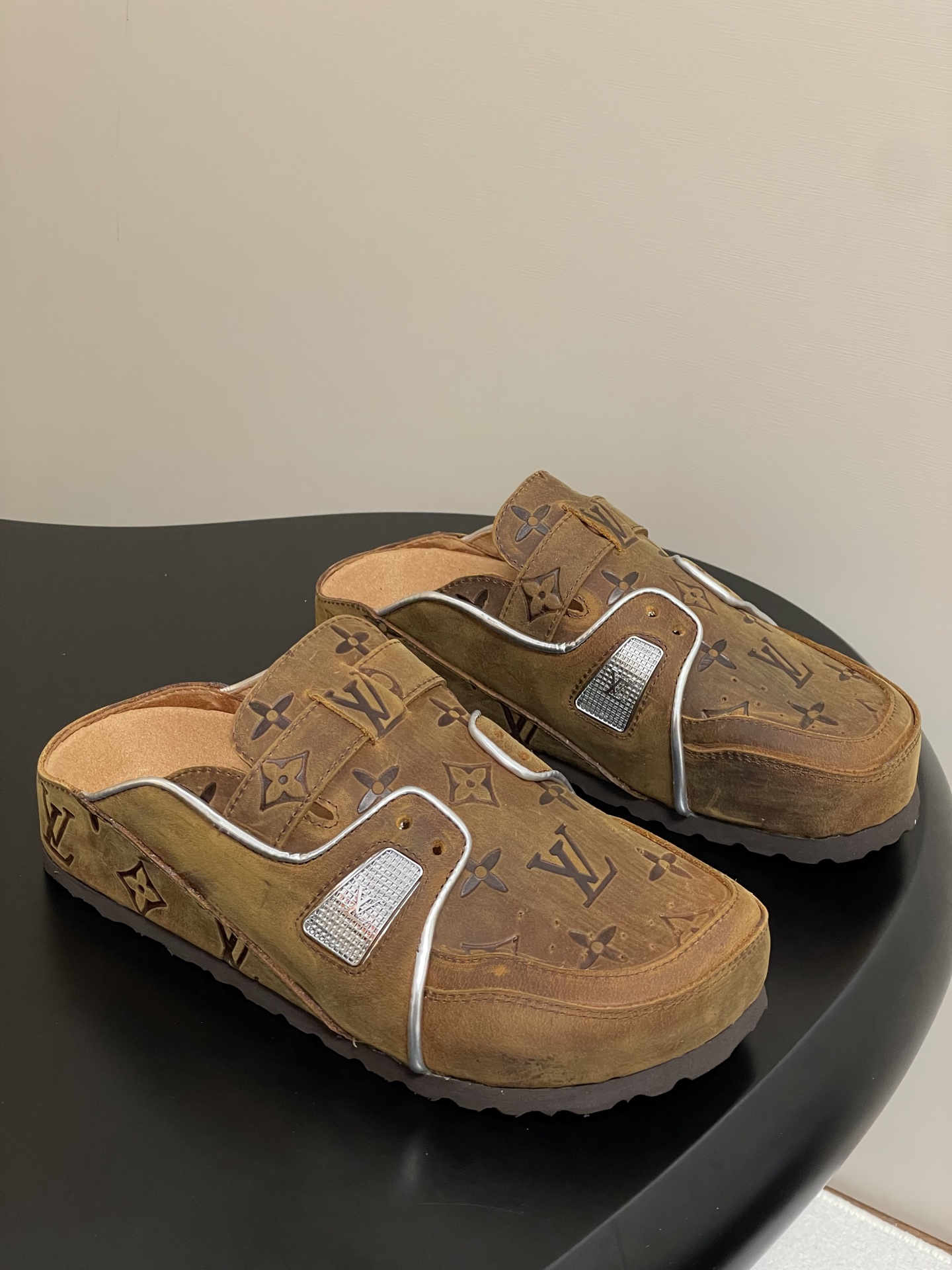 Louis Vuitton 最新 Louis Vuitton × BIRKENSTOCK联名合作款Boston包头软底拖鞋Lv 勃肯穆勒拖鞋