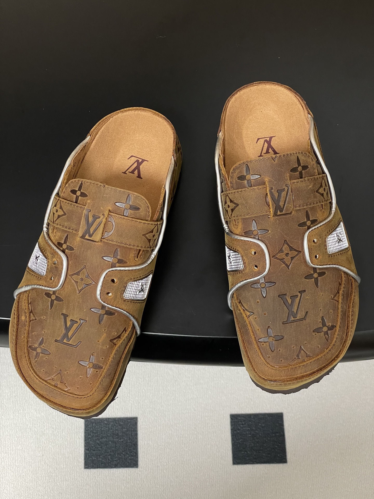 Louis Vuitton 最新 Louis Vuitton × BIRKENSTOCK联名合作款Boston包头软底拖鞋Lv 勃肯穆勒拖鞋