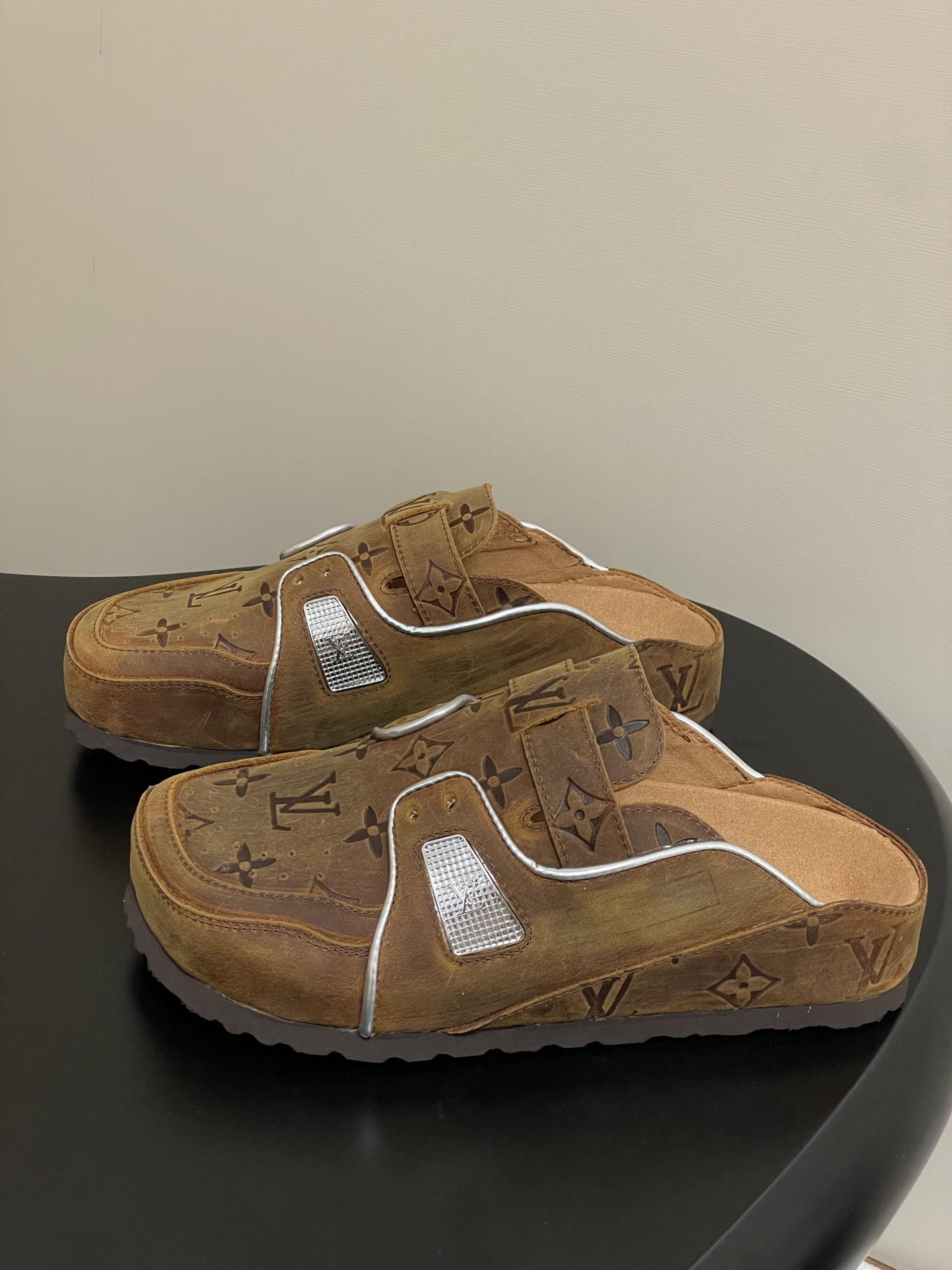 Louis Vuitton 最新 Louis Vuitton × BIRKENSTOCK联名合作款Boston包头软底拖鞋Lv 勃肯穆勒拖鞋