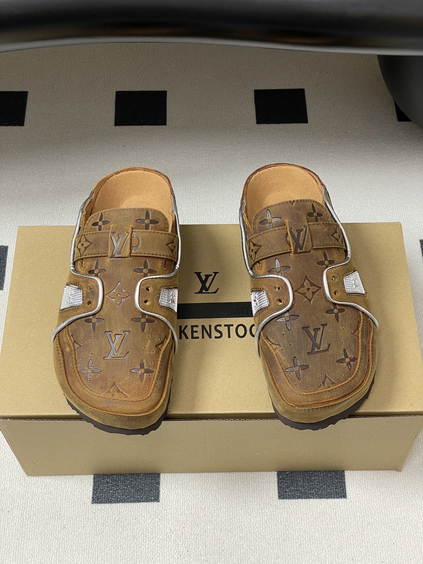 Louis Vuitton 最新 Louis Vuitton × BIRKENSTOCK联名合作款Boston包头软底拖鞋Lv 勃肯穆勒拖鞋