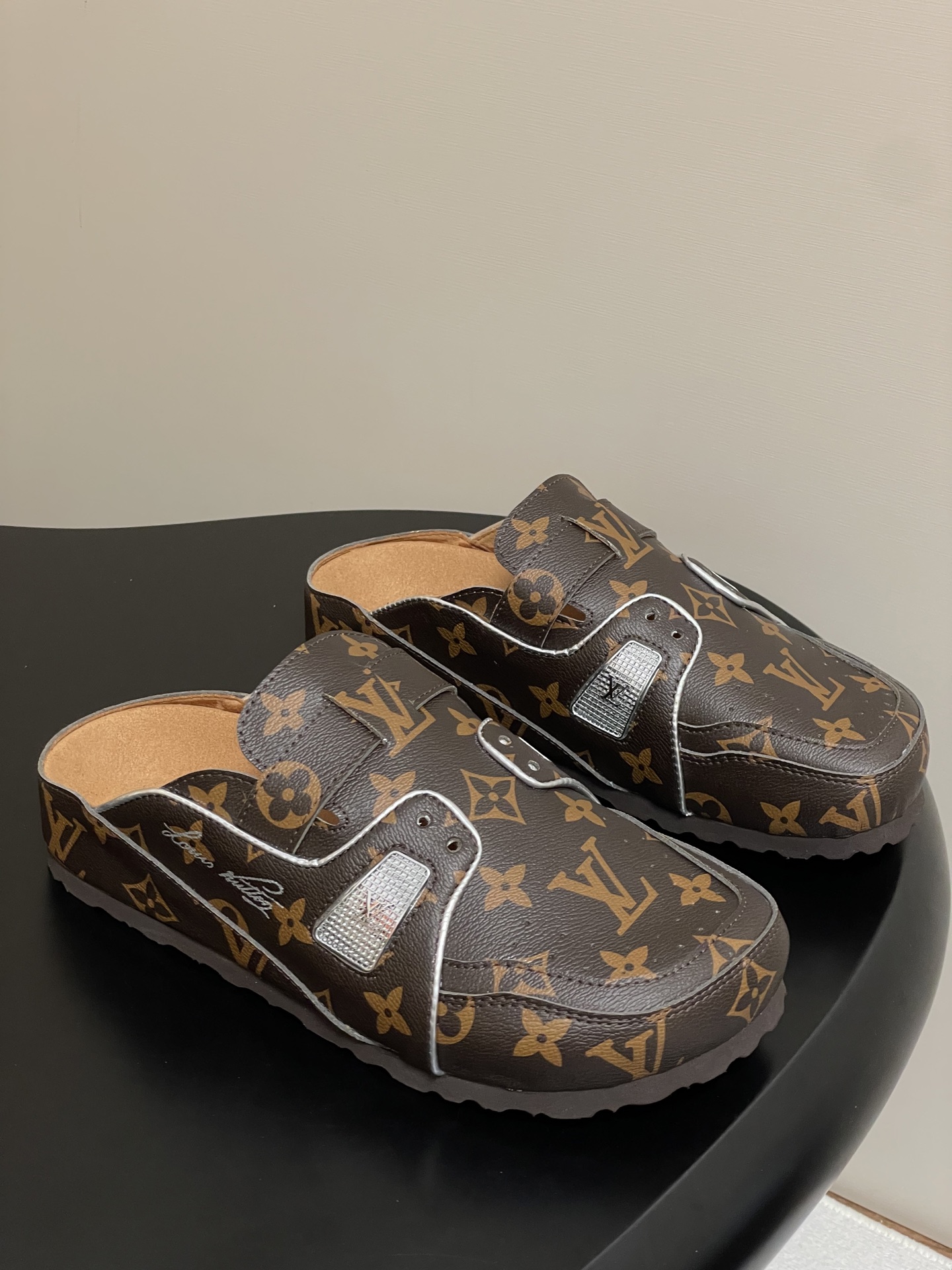 Louis Vuitton 最新 Louis Vuitton × BIRKENSTOCK联名合作款Boston包头软底拖鞋Lv 勃肯穆勒拖鞋