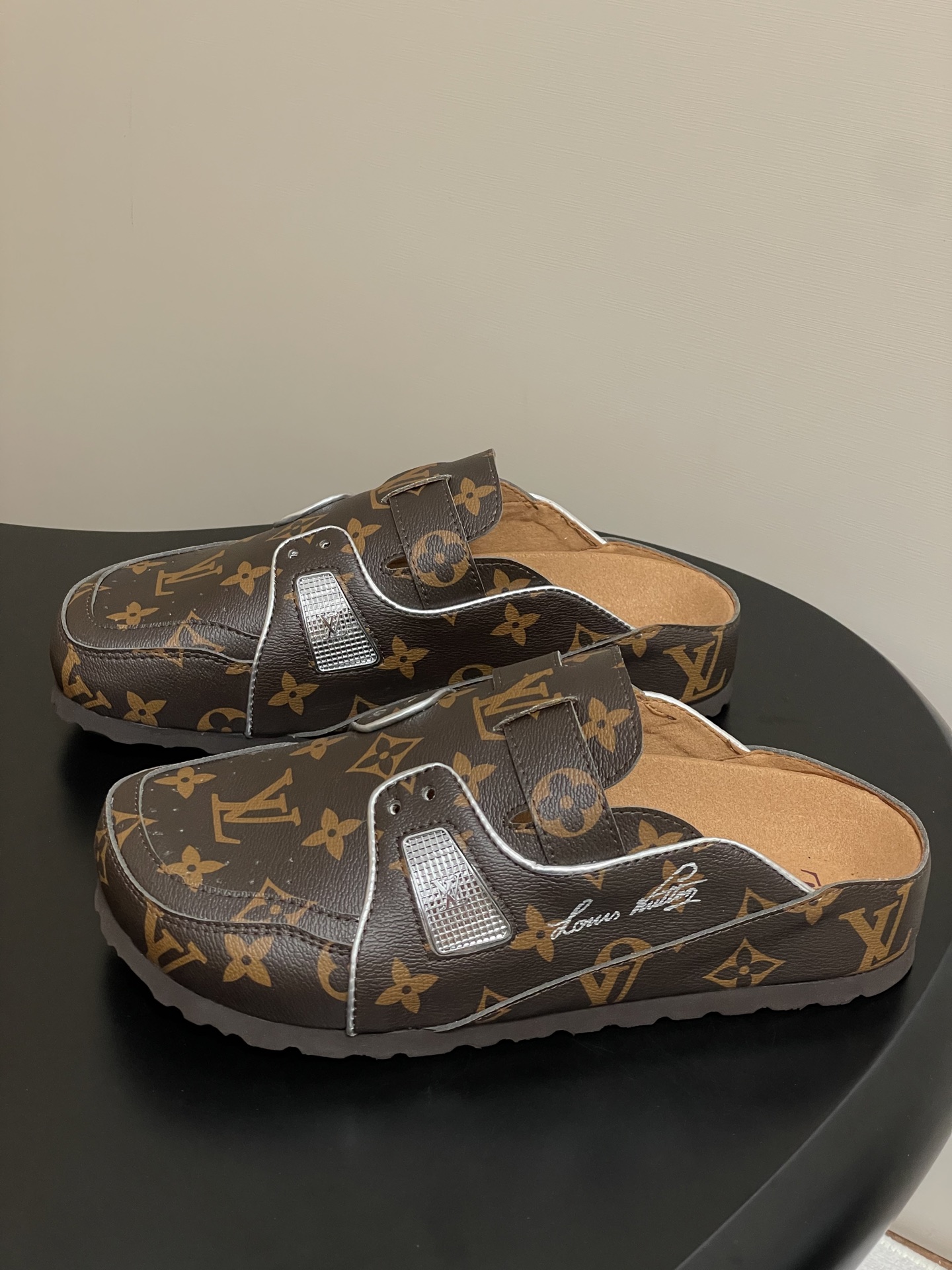 Louis Vuitton 最新 Louis Vuitton × BIRKENSTOCK联名合作款Boston包头软底拖鞋Lv 勃肯穆勒拖鞋