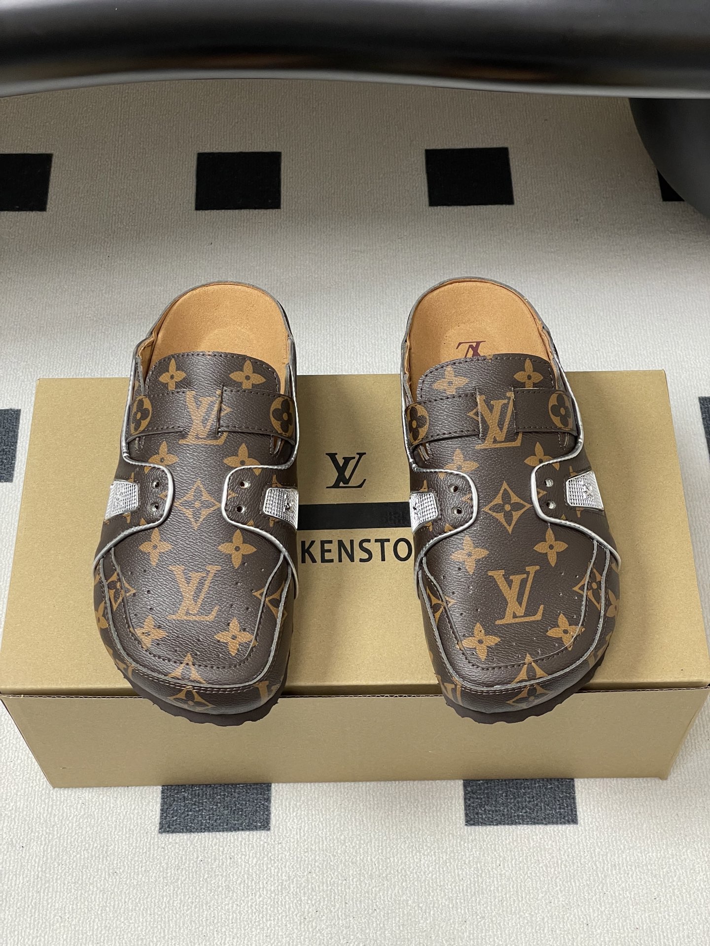 Louis Vuitton 最新 Louis Vuitton × BIRKENSTOCK联名合作款Boston包头软底拖鞋Lv 勃肯穆勒拖鞋