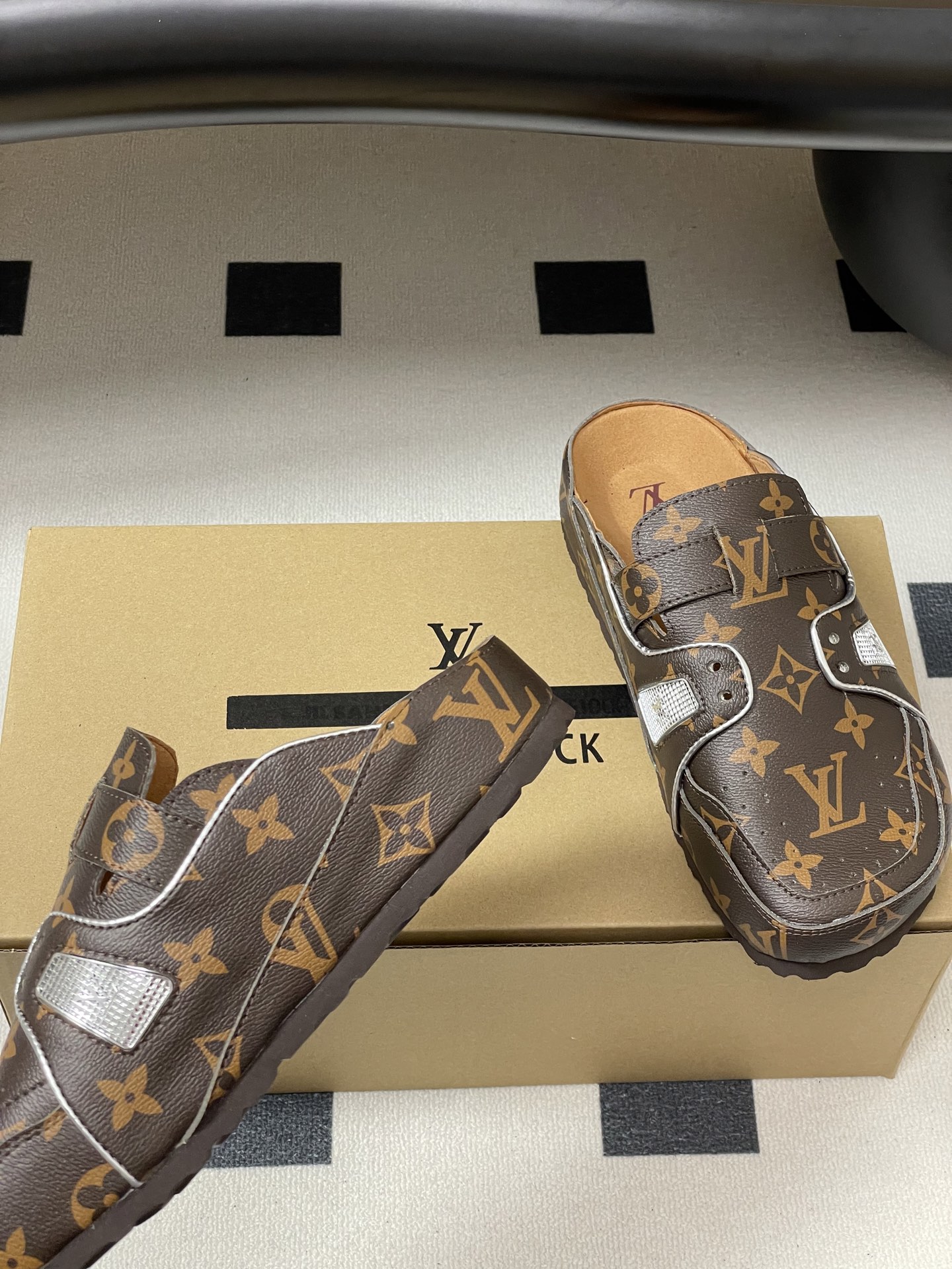 Louis Vuitton 最新 Louis Vuitton × BIRKENSTOCK联名合作款Boston包头软底拖鞋Lv 勃肯穆勒拖鞋