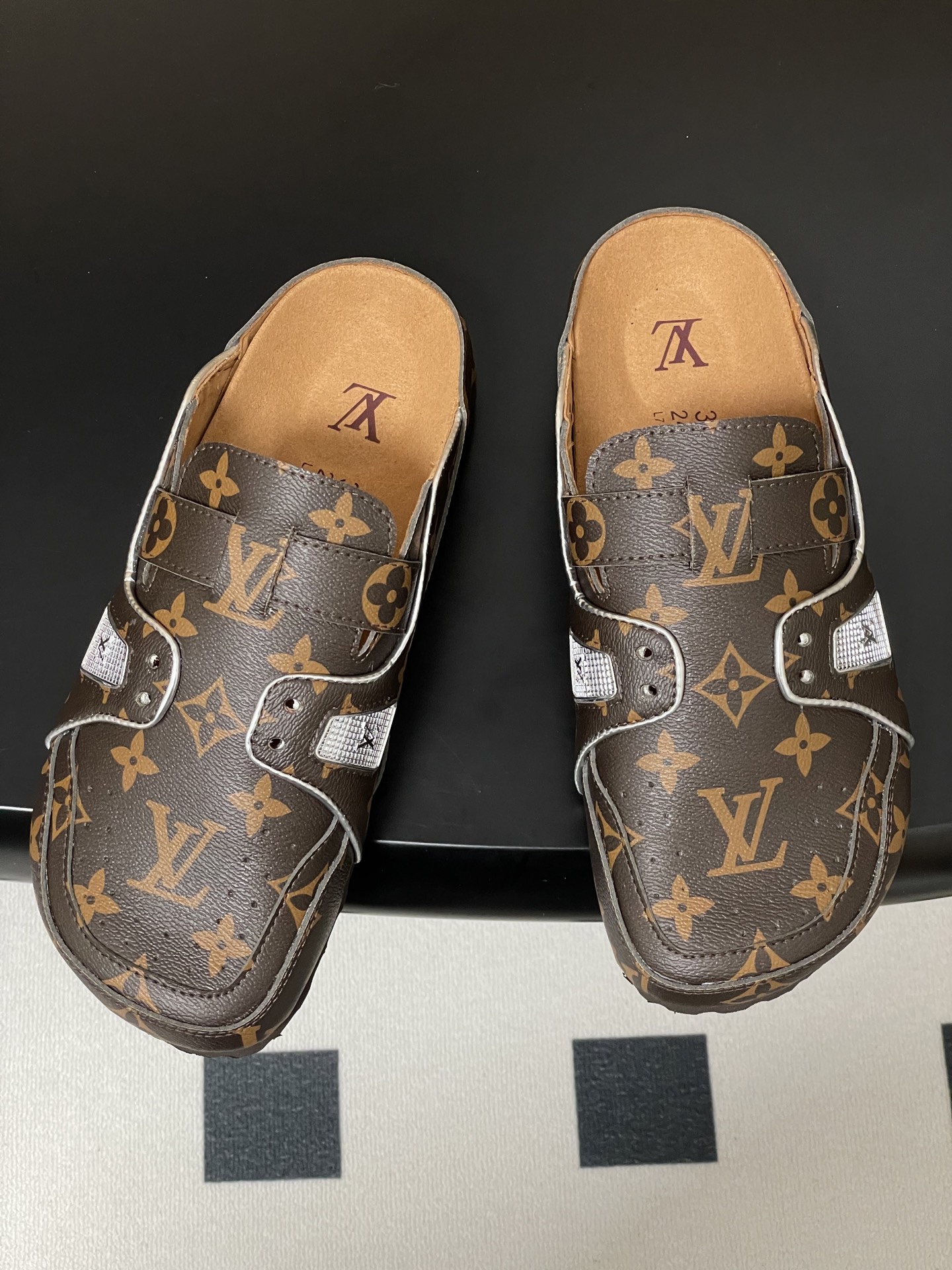 Louis Vuitton 最新 Louis Vuitton × BIRKENSTOCK联名合作款Boston包头软底拖鞋Lv 勃肯穆勒拖鞋